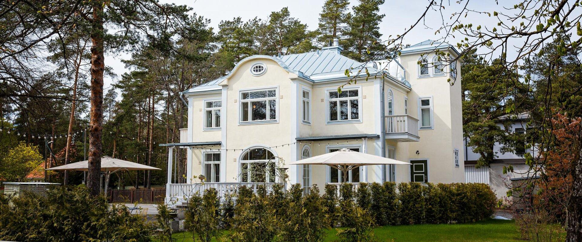 Paju Villa is a marvellous and luxurious villa in the residential district of Nõmme in Tallinn. It is a combination of beautiful interiors, heavenly f