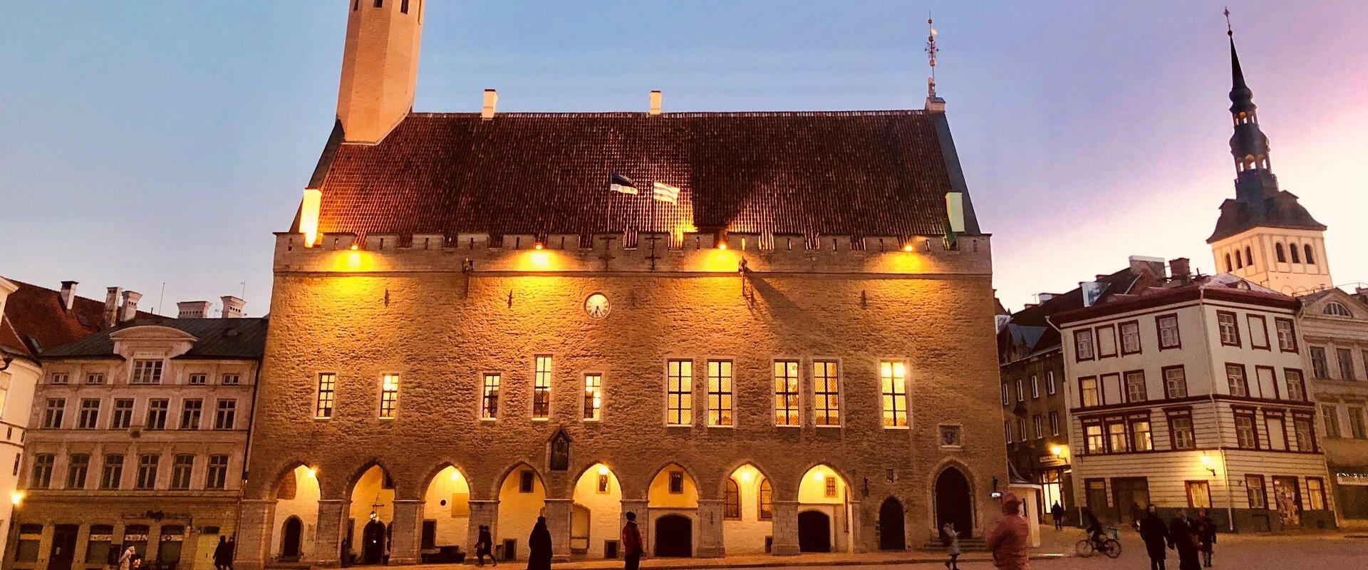 Das Tallinner Rathaus ist das älteste Rathaus in Nordeuropa. In 2022 wurden es 700 Jahre von der Ersterwähnung des Rathauses in 1322. Die Baugeschicht