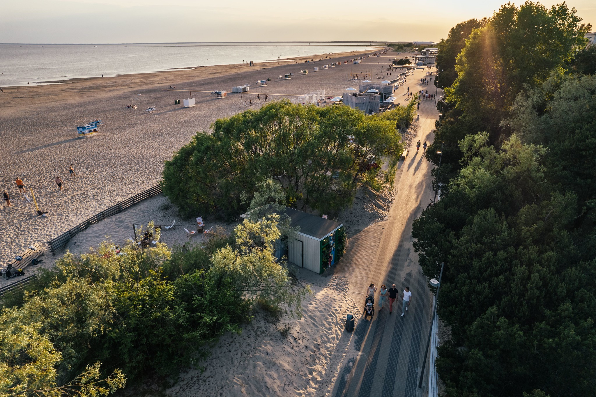 Vartin kävelymatkan päässä Pärnun keskustasta sijaitsee kuuluisa Pärnun hiekkaranta, joka on kesäisin kuin kaupunki kaupungin sisällä. Auringonpalvoji