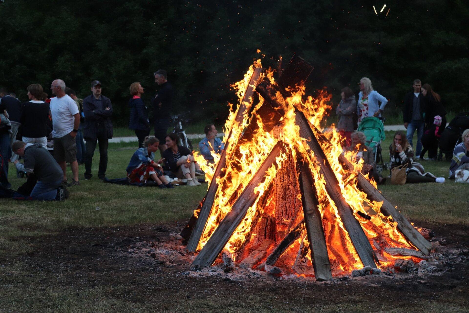 Jaanipäev Eesti Vabaõhumuuseumis lõke