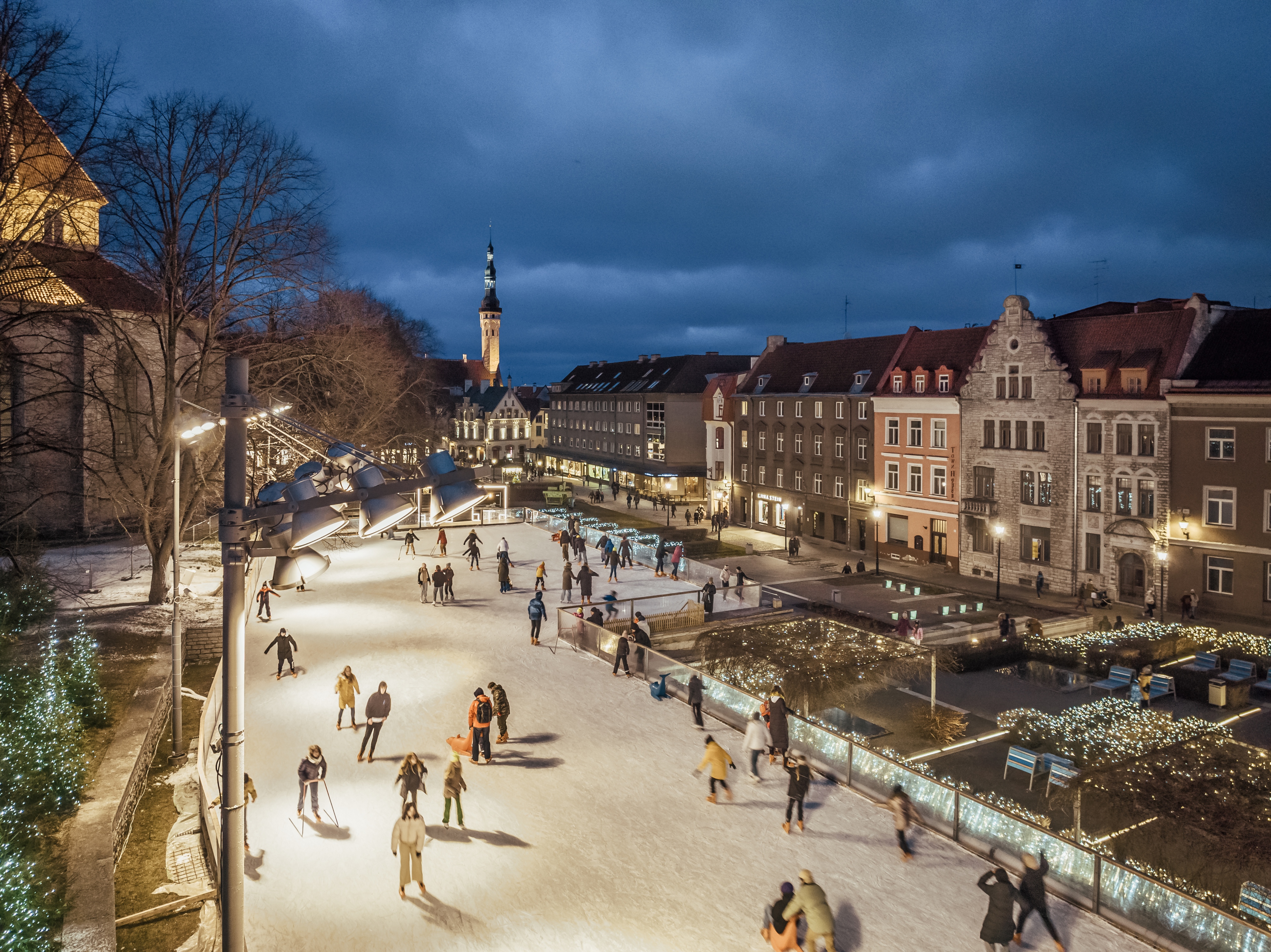Kyseessä on Tallinnan muinaisen Vanhankaupungin sydämessä sijaitseva ainutlaatuinen pop up -luistelukenttä, joka avataan joulukuun alussa ja suljetaan