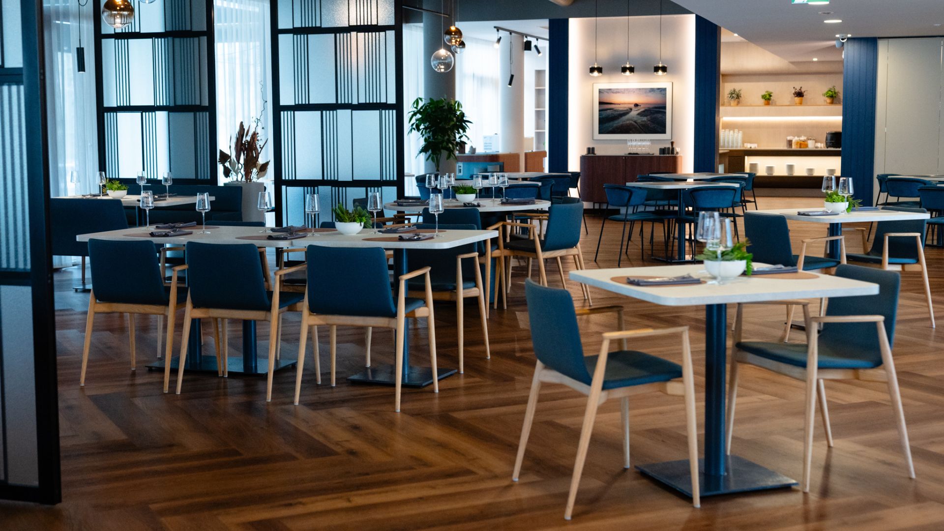 Das von der modernen estnischen Küche inspirierte Á la Carte Restoran NOOT ist jeden Tag geöffnet. Zum Menü des Chefkochs Rudolf Visnapuu, des Preistr