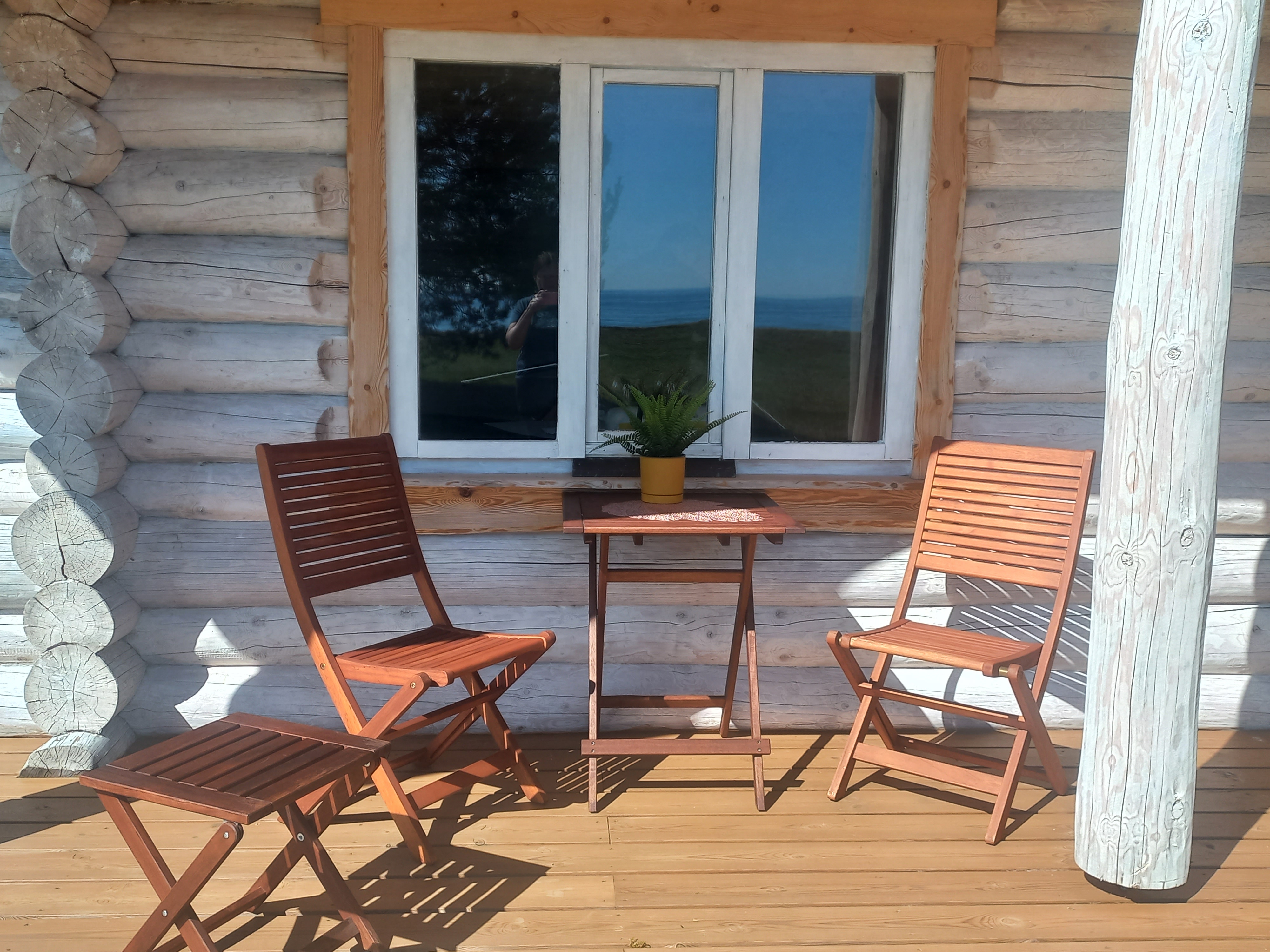 Väliterrass vaatega järvele. Välimööbel ja grill.