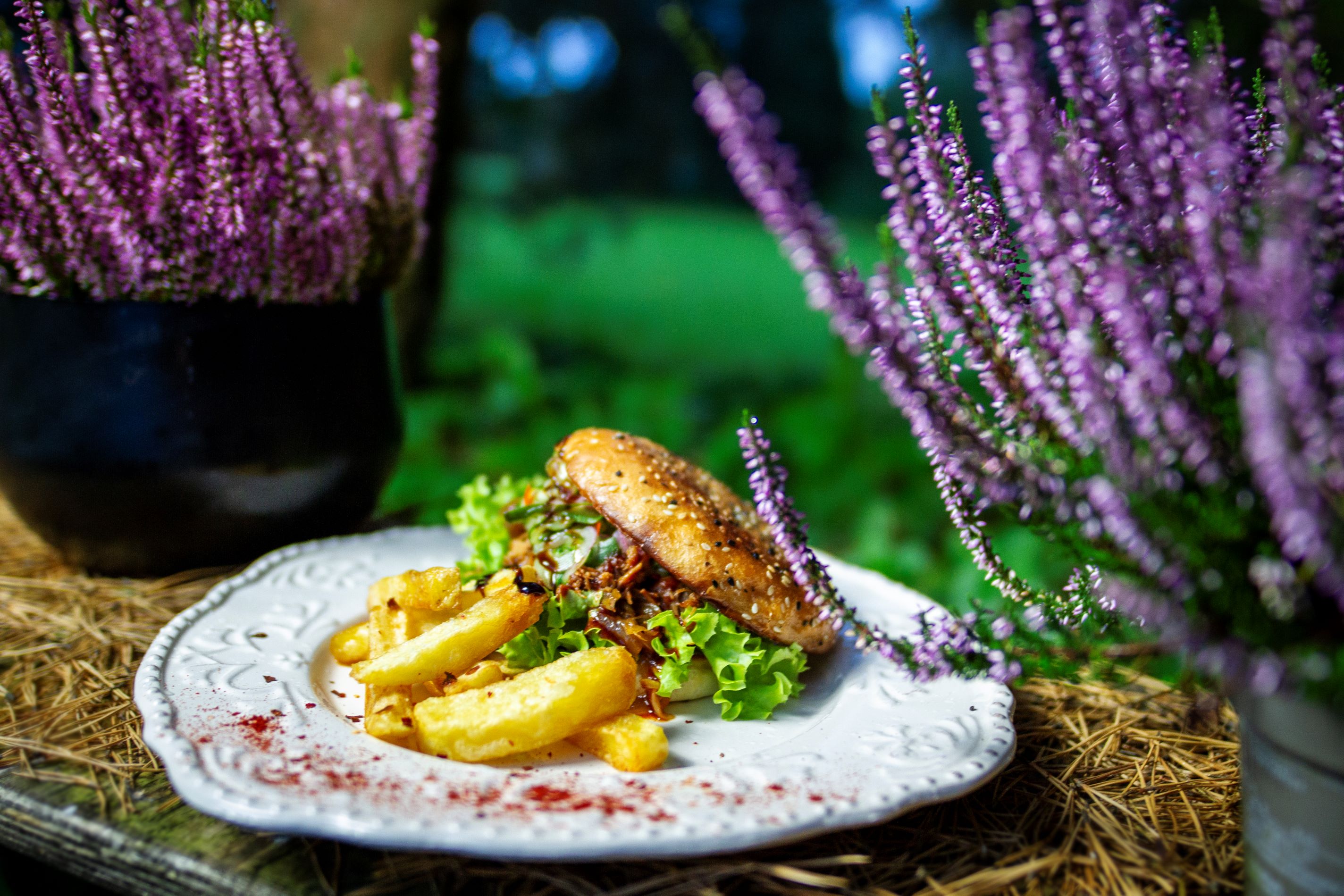 Vom Wald auf den Teller: Burger im Restaurant Maa Gurmee