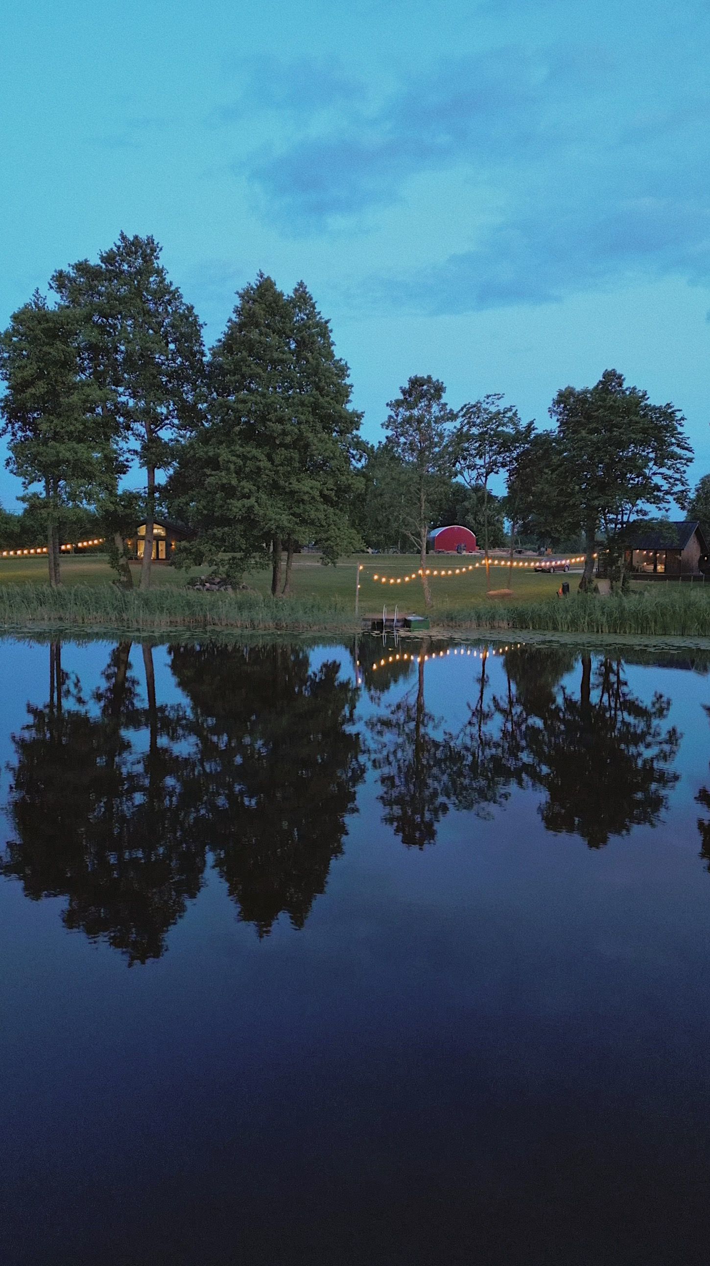 Järvelt vaade majadele. Auksi puhkemaja-1 ja puhkemaja-2