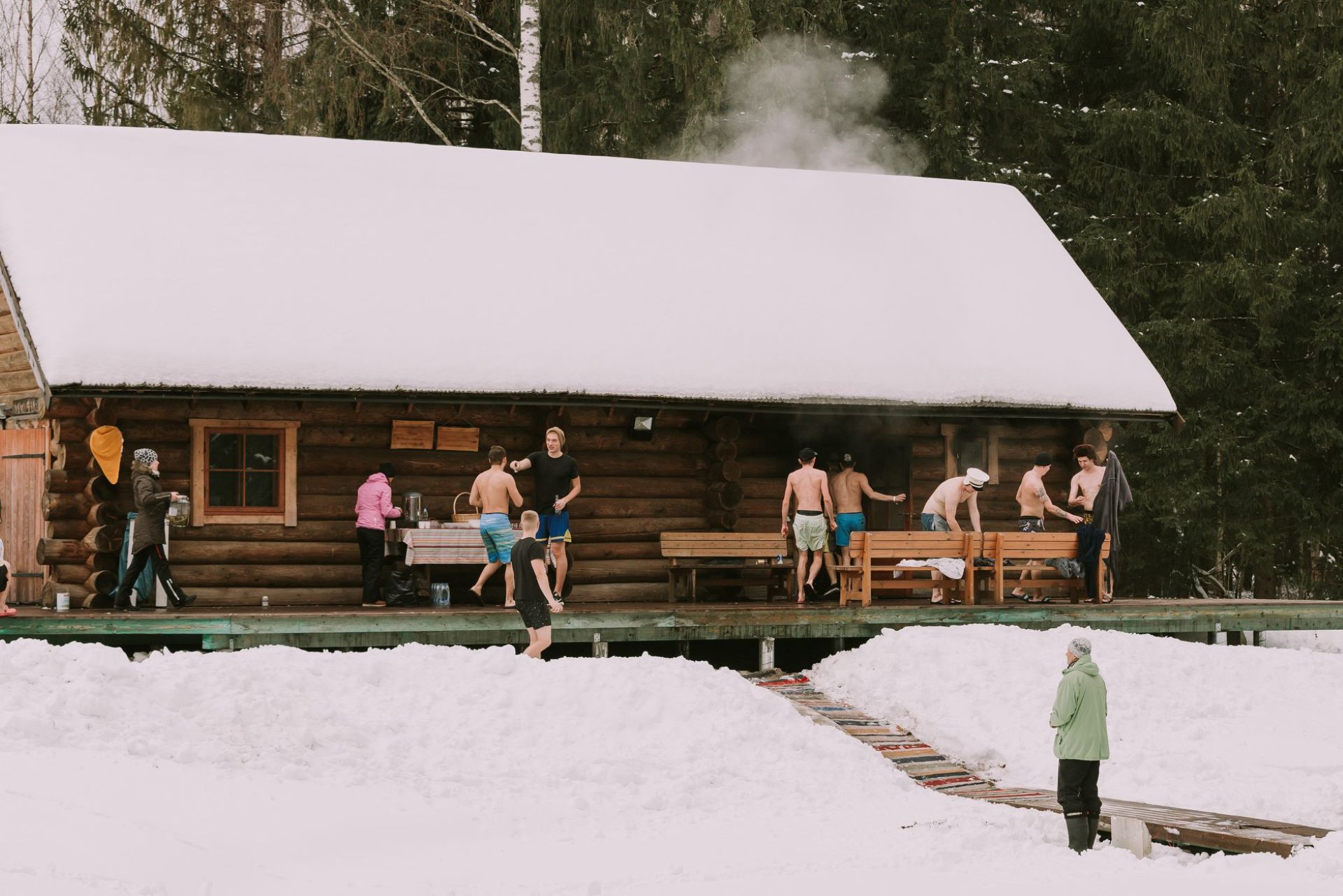 Der touristische Bauernhof Kakulaane erwartet am Ufer eines Teichs in der größten Rauchsauna Südestlands Gäste. Um einen guten Aufguss zu erzielen, he