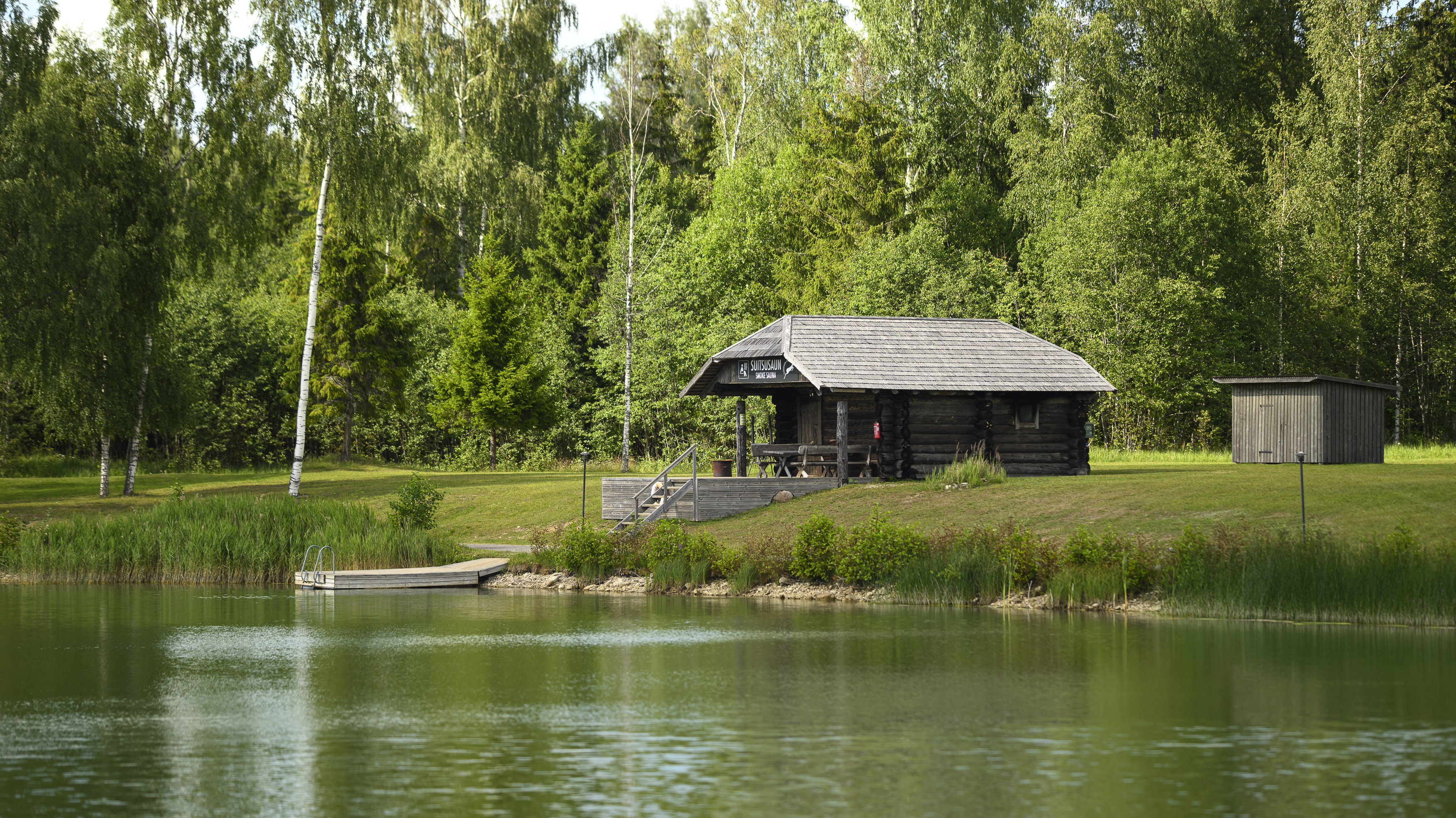 Toosikannun savusauna järven rannalla