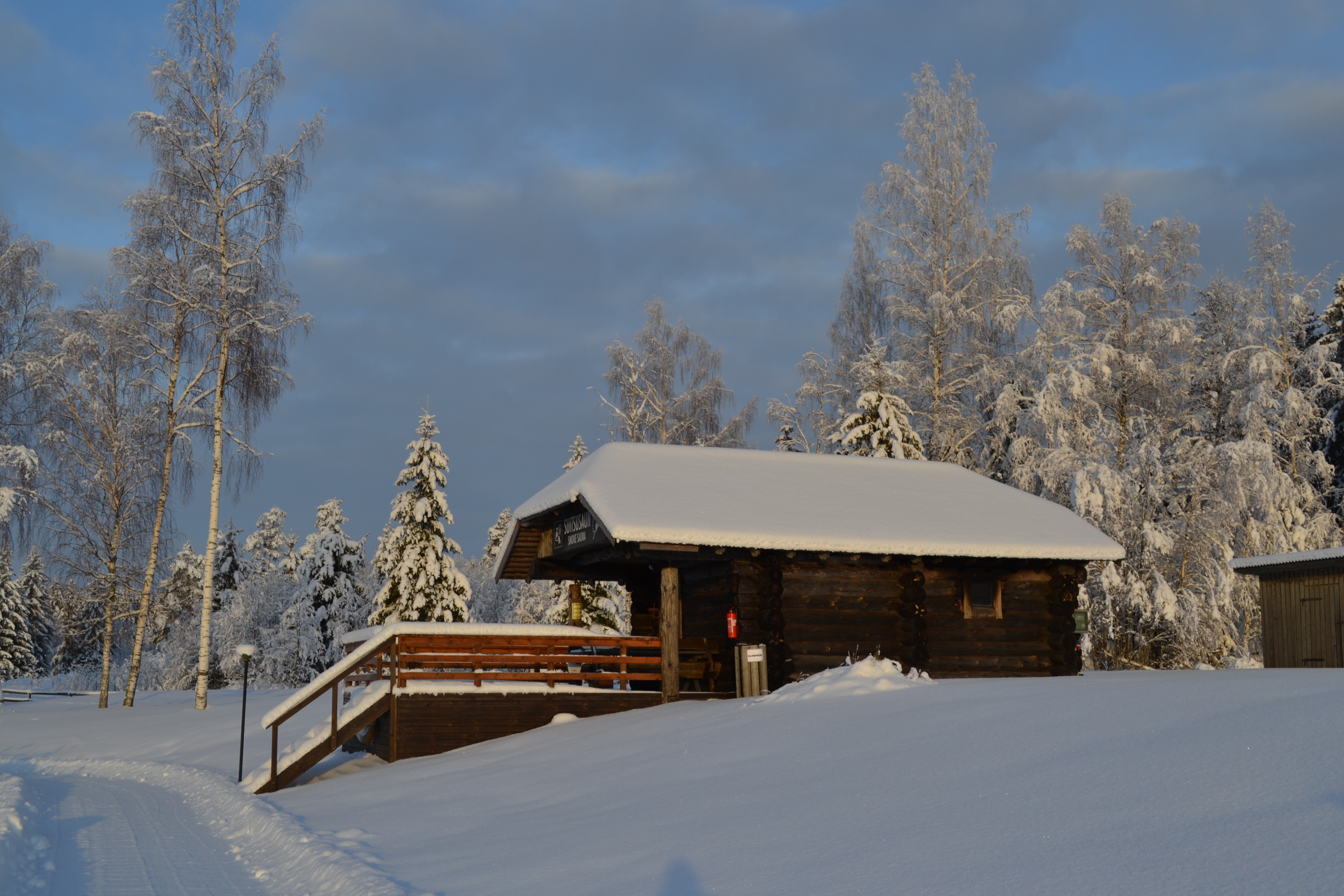 Toosikannun savusauna talvisen järven rannalla