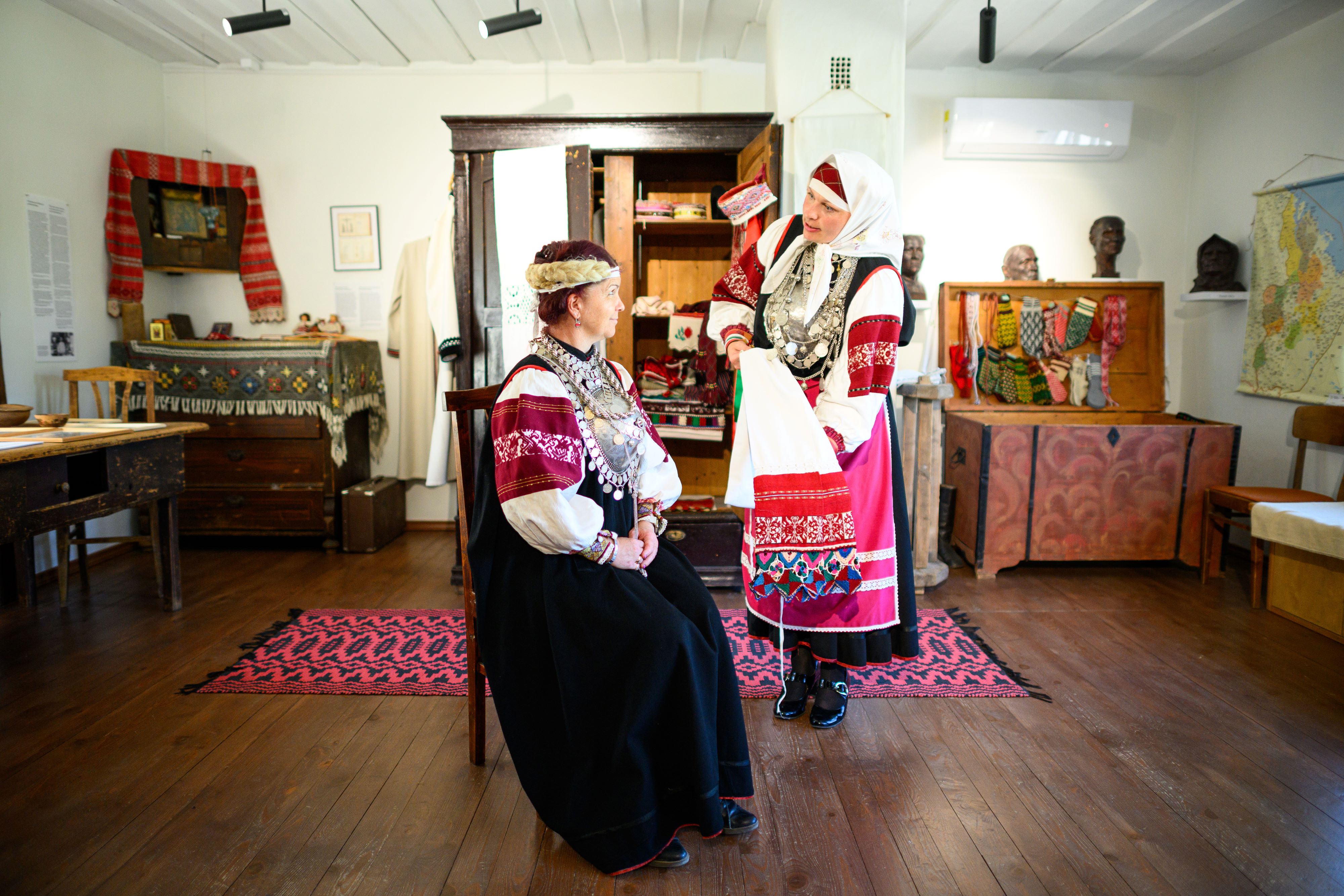 Kansallispukuun pukeutuminen Obinitsan museossa 