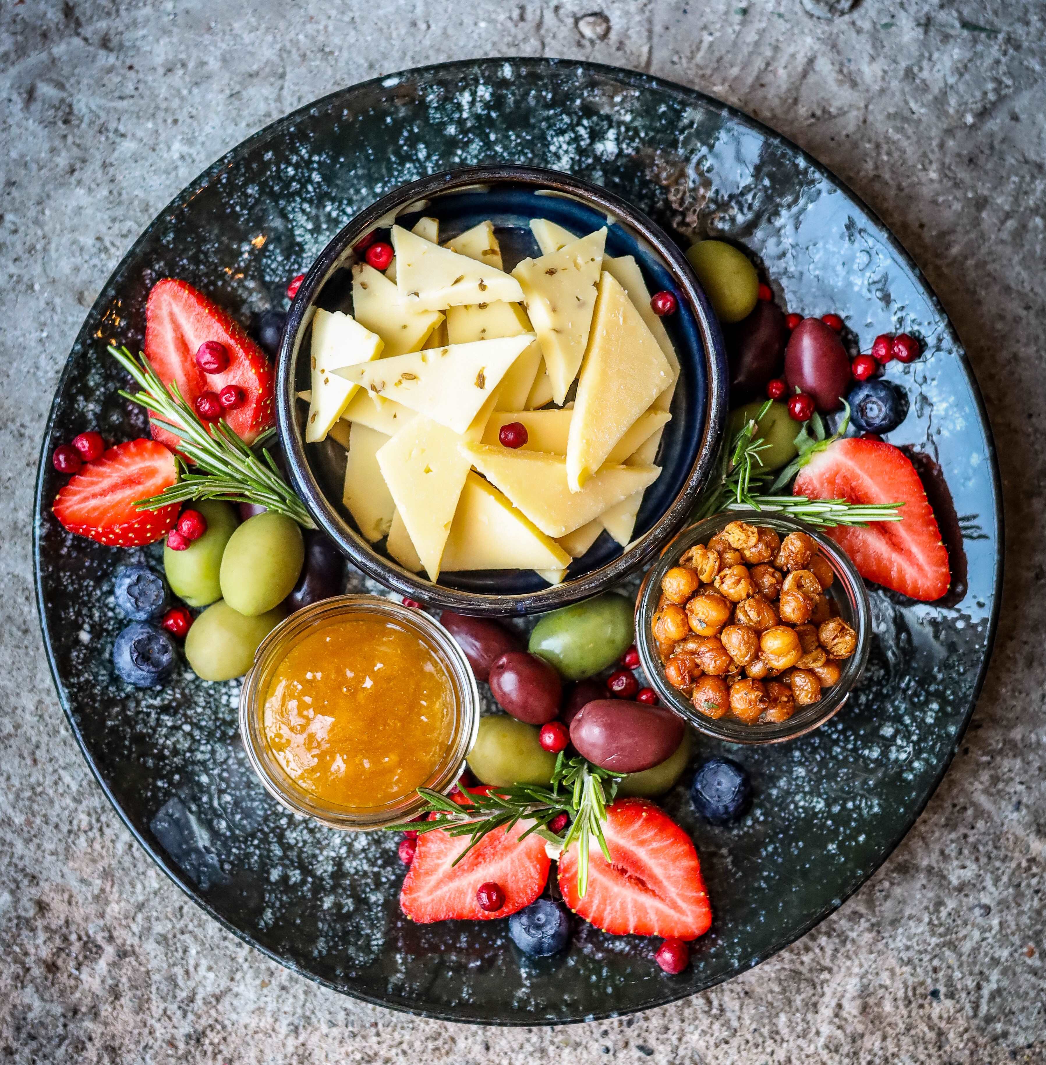 Cheese plate & olives (G)