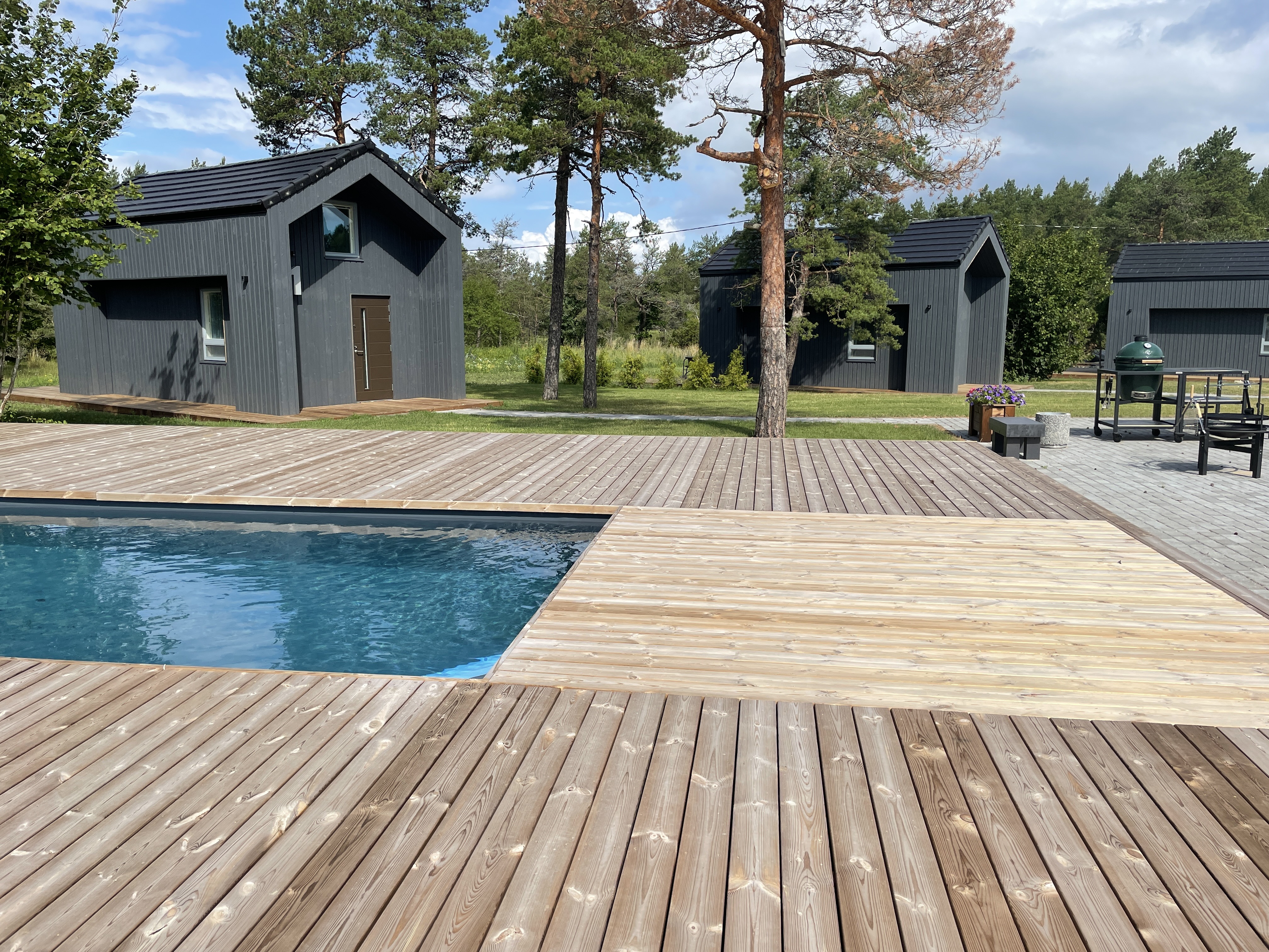 Kassikäpa villa sisehoov koos basseini ja vaatega villadele
