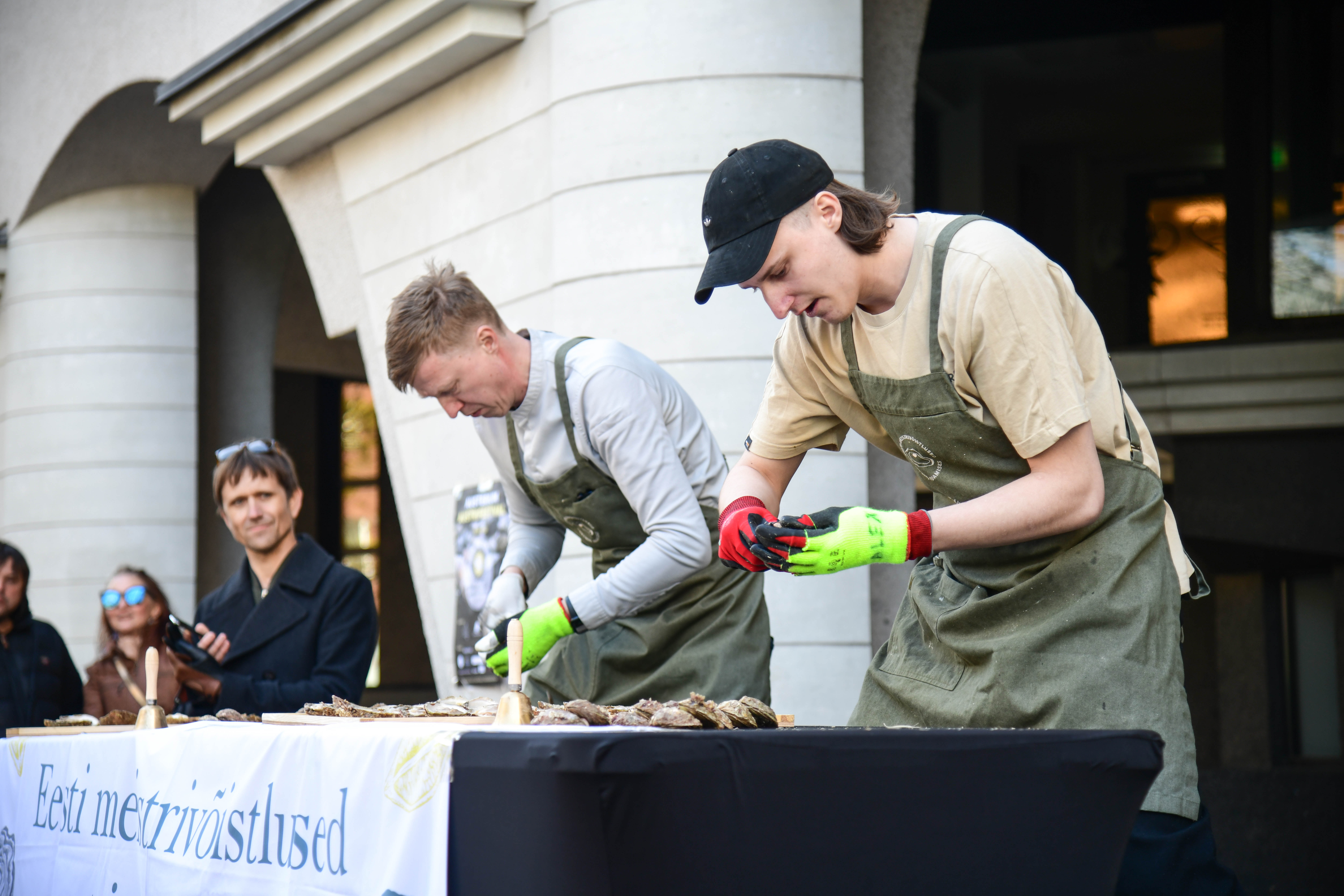 Tēvs un dēls atverot austeres un uzvarot