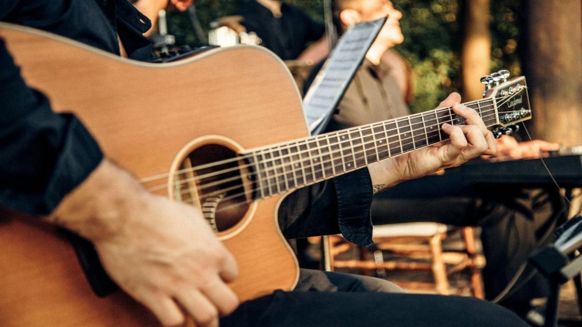 Das Tallinner Gitarrenfestival bietet Gitarrenmusik aller Stilrichtungen, dargeboten von verschiedenen Musikern. Jedes Jahr treten auf dem Festival za