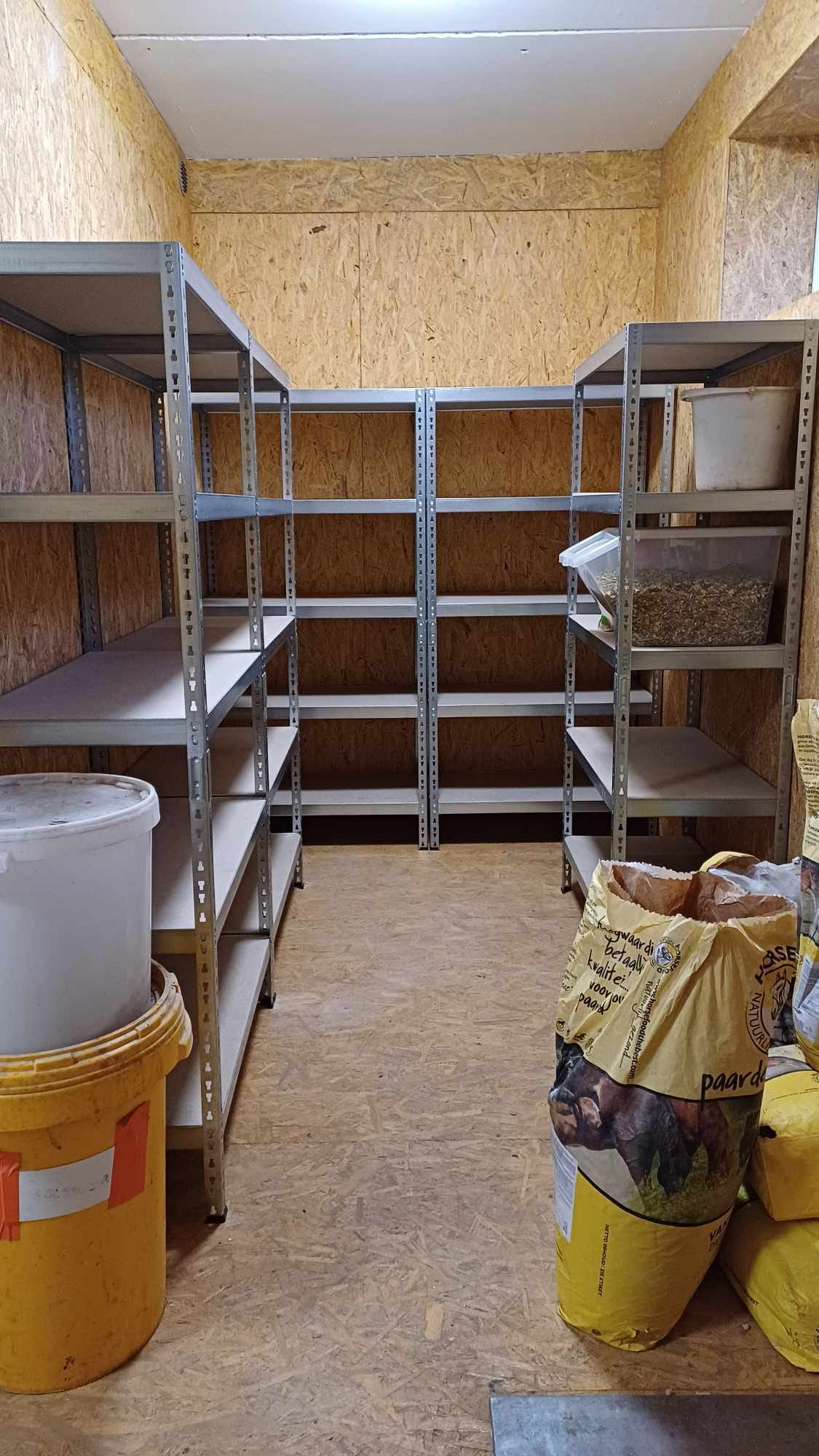 Kildu ratsakeskus (väike tall, söödaruum)