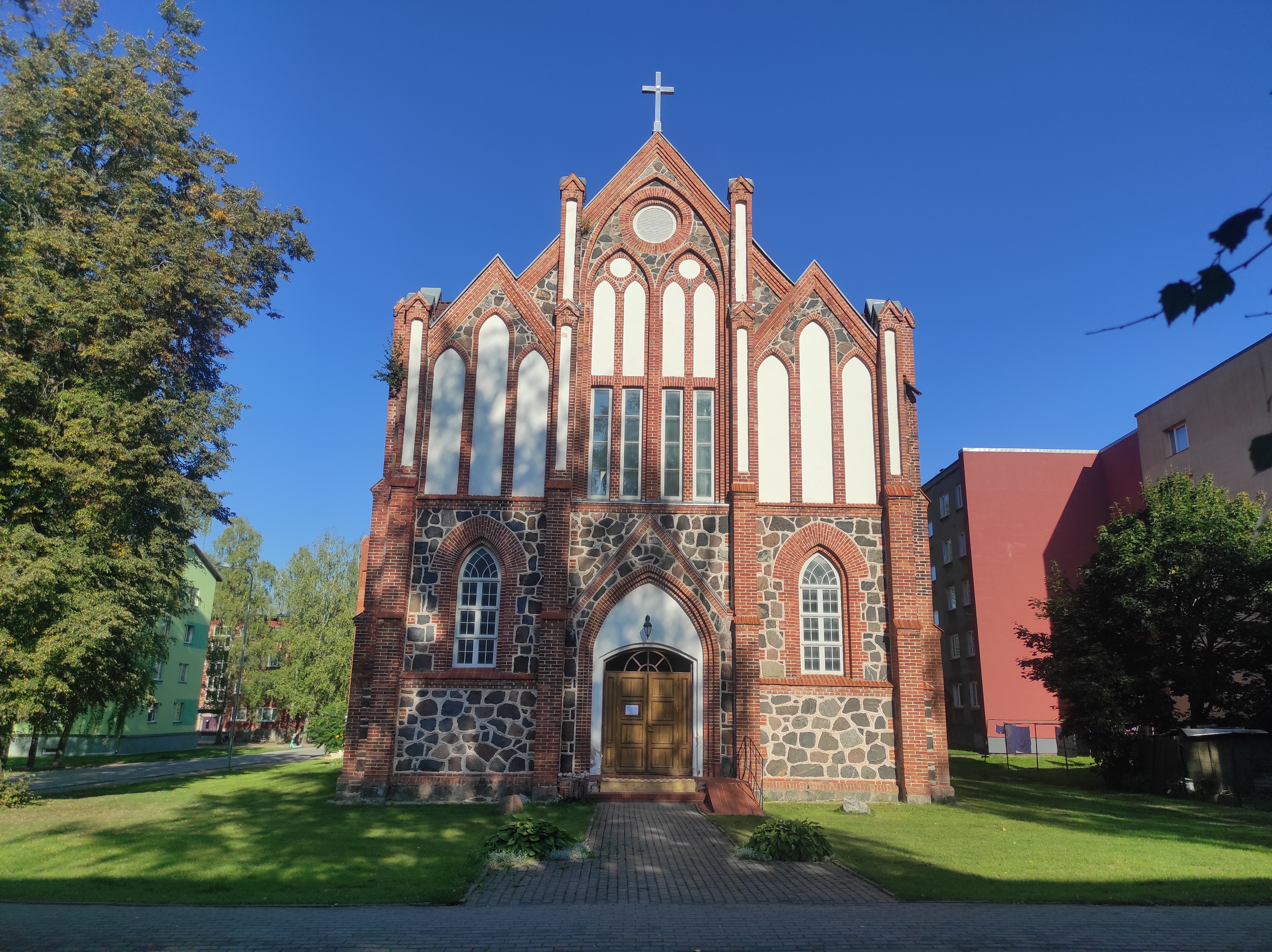 Die Kirche ist aus grossen Kopfsteinen und Ziegelsteinen gebaut worden und 1907 geöffnet. Am Bau haben sich aktiv litauische und polnische Eisenbahner