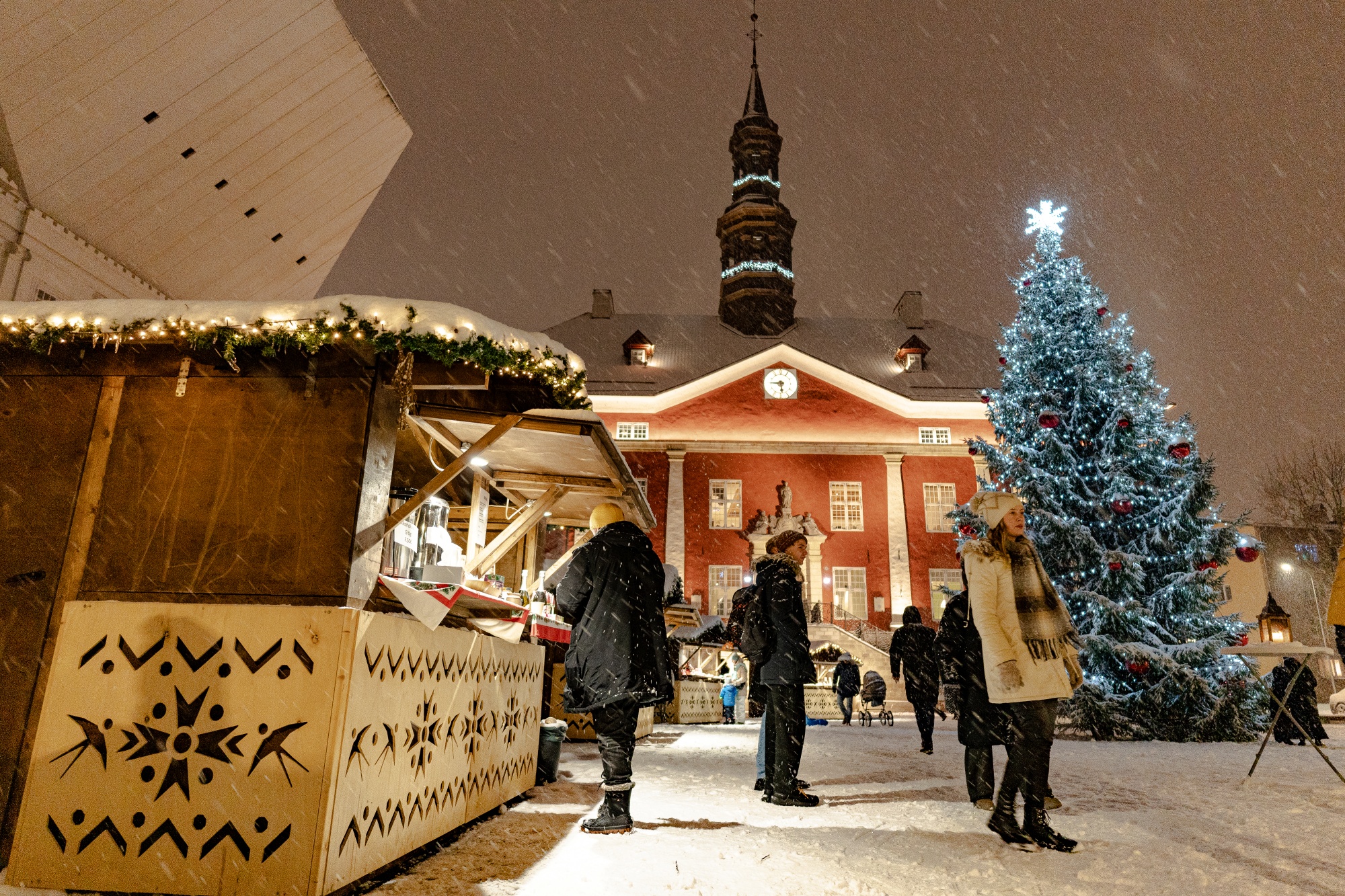 Es ist zur Tradition geworden, dass das Weihnachtsdorf eine gemütliche Weihnachtsstimmung und Spaß in die Stadt Narva bringt. Das Weihnachtsdorf öffne