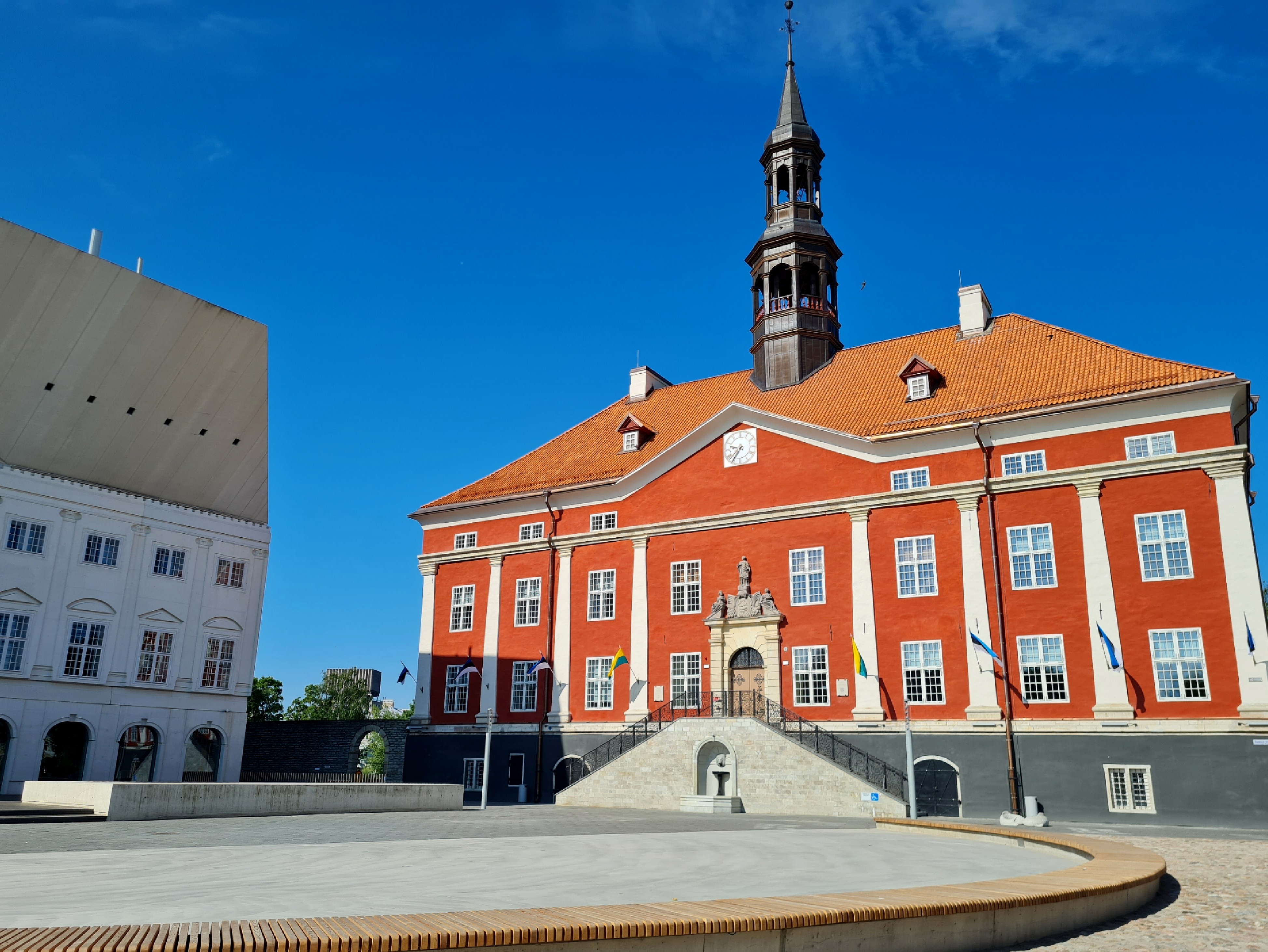 Narva raekoda, vaade hoonele ja kõrvalseisvale kolledžile