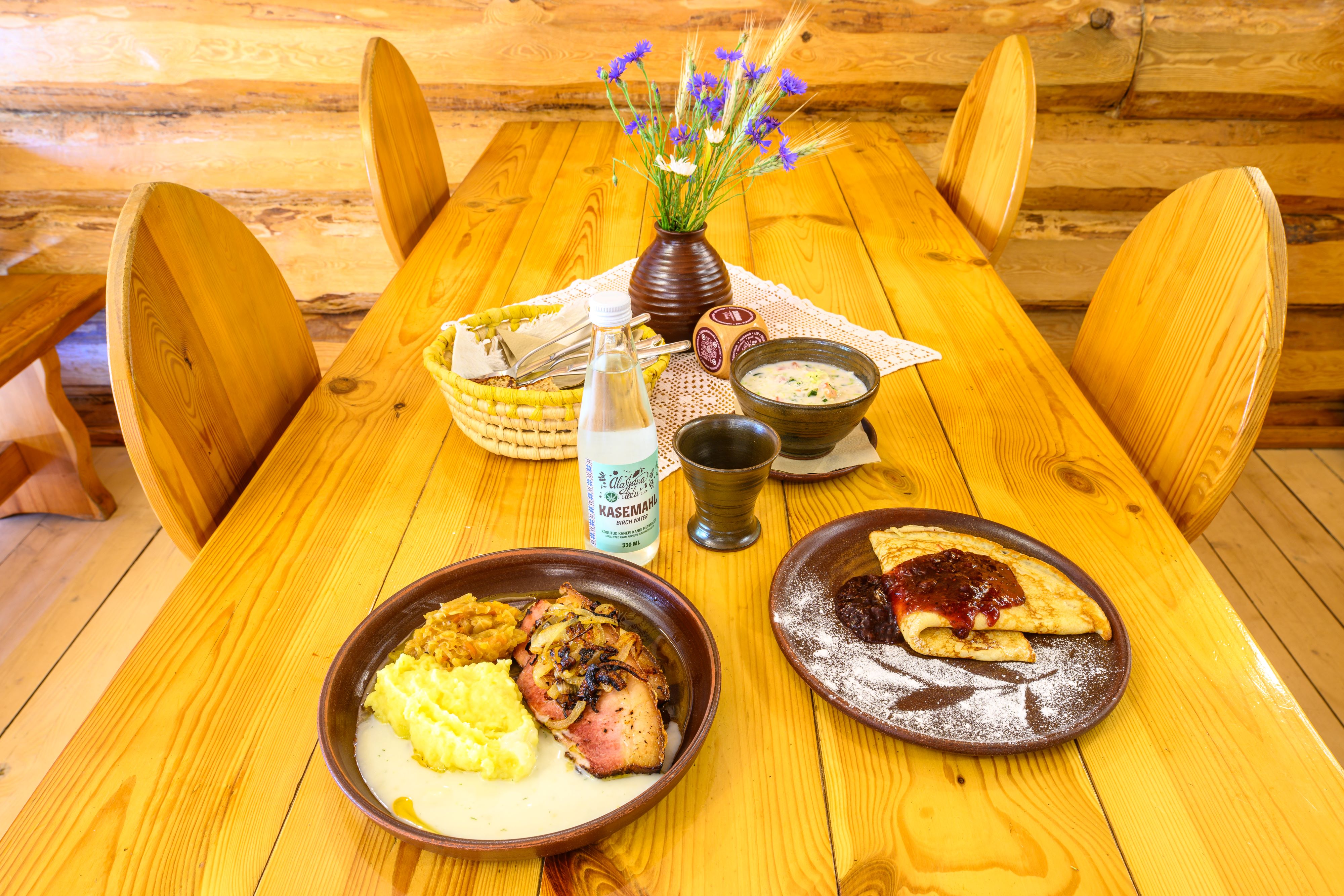 The Värska Farm Museum offers Seto national dishes from handmade clay dishes and plays Seto music. On the first floor of the house, there is a classro