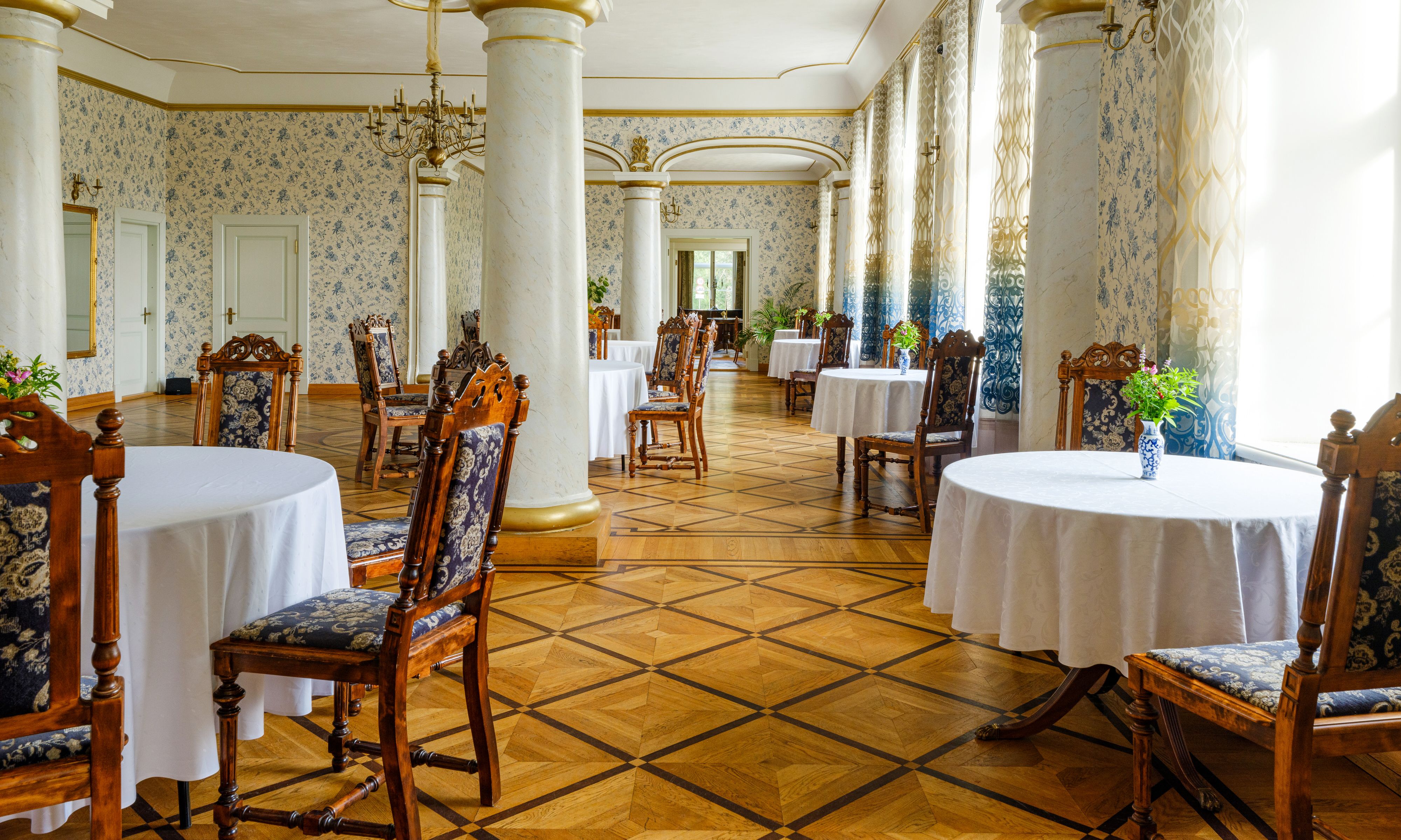 Padises muižas balles zāle