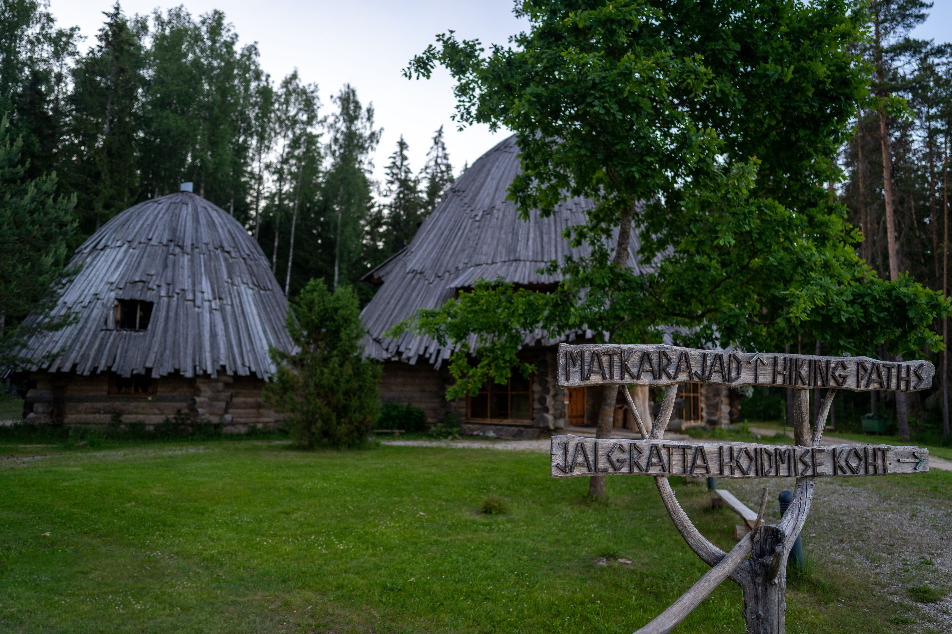 Das Pokuland, ein thematischer Park an der Grenze zwischen den Landkreisen Võru und Põlva, wurde nach dem von Edgar Valter geschriebenen Buch "Pokuraa