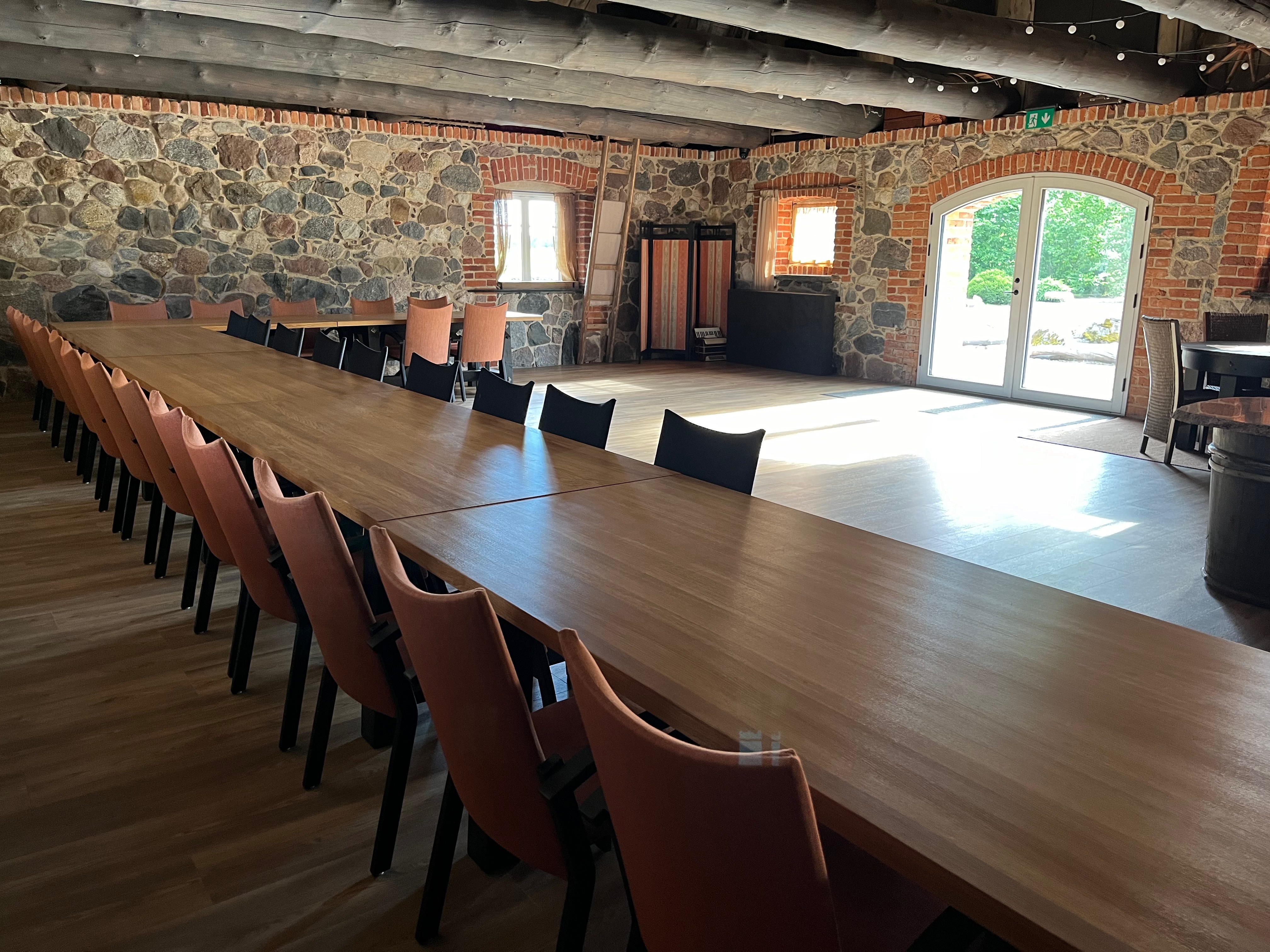 Lange Tafel im Saal des Stallgebäudes Levikivi