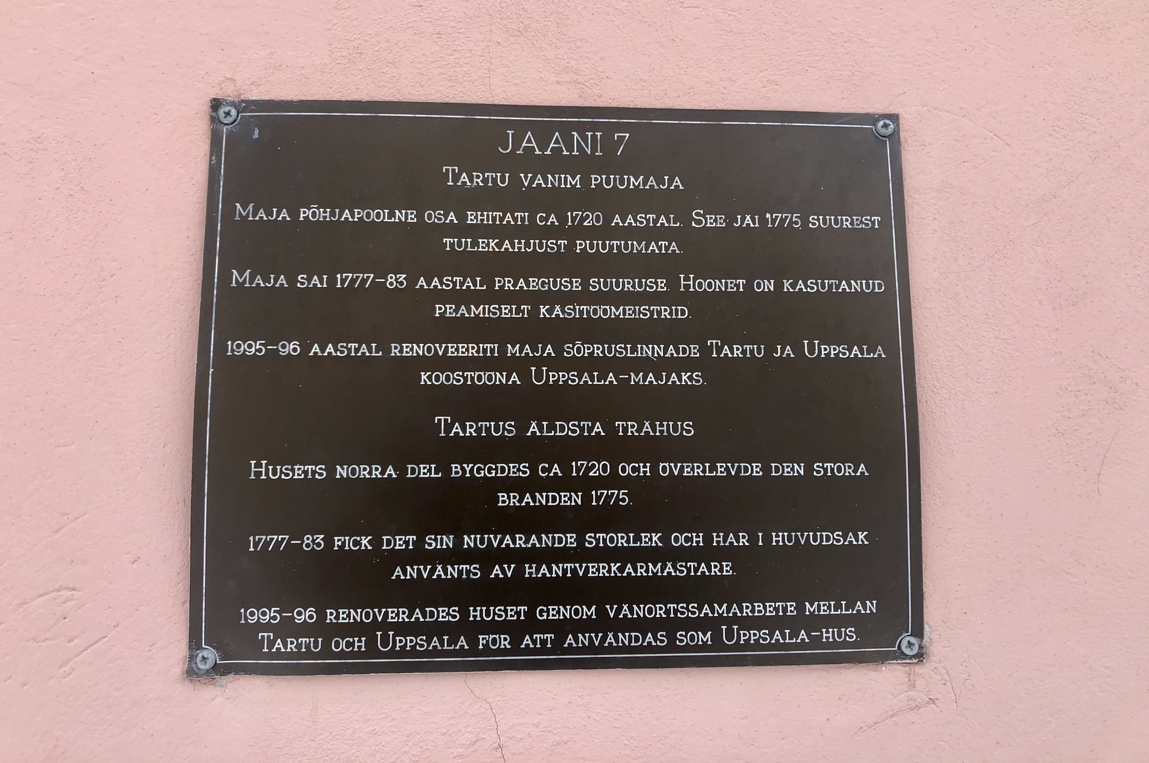 Tartu Uppsala Maja küljes olev infotahvel