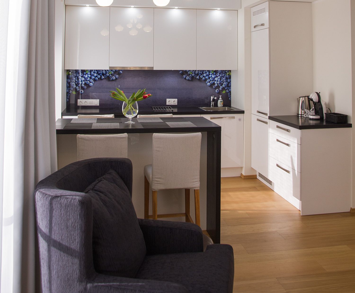Baeri Residence Apartment valgusküllane köök ja söögiala.