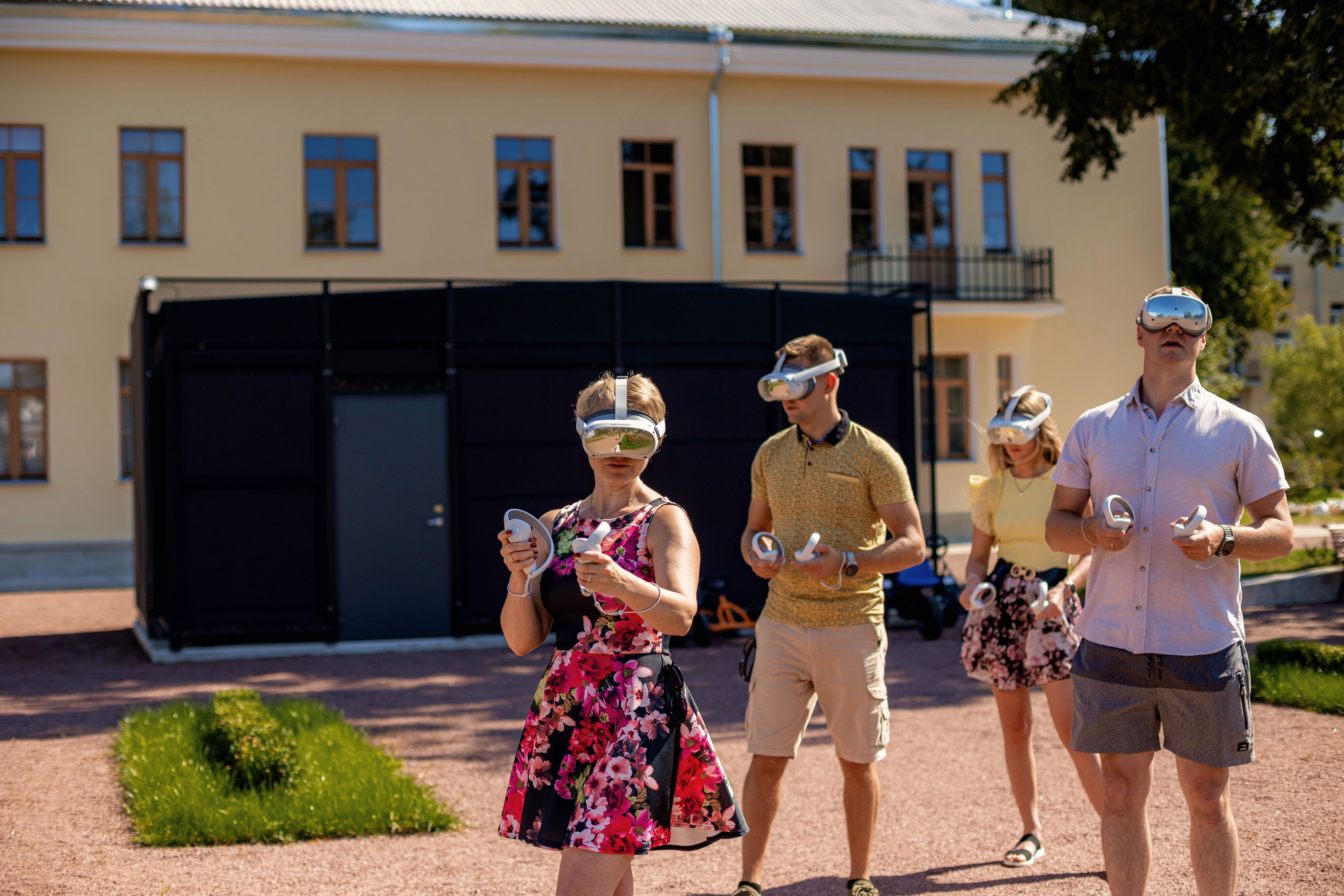 Sillamäe muuseumi õueala ja inimesed VR prillidega