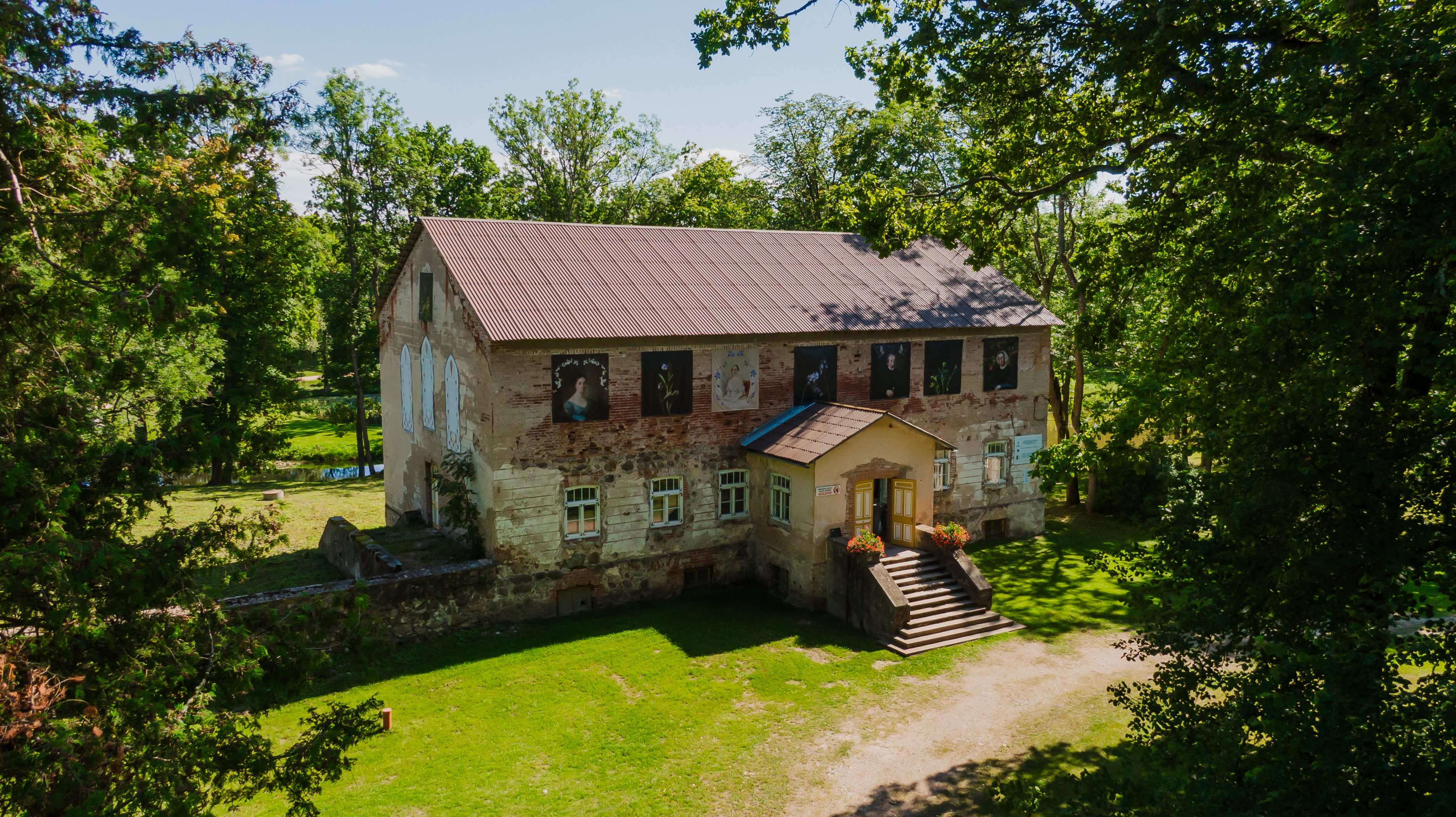 Luke mõisa valitsejamaja, kus asub ajaloolises hoones hubane kohvik.