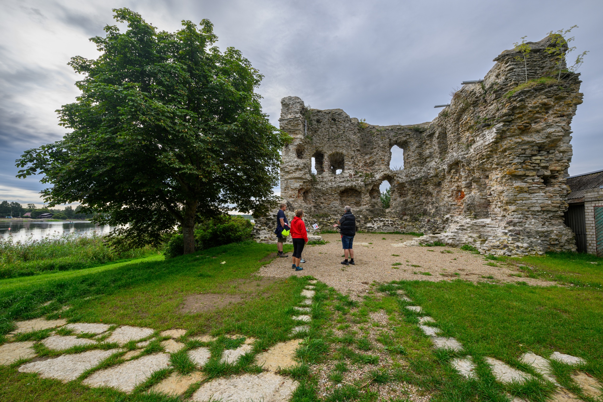 Vasknarva Ordulinnuse varemed