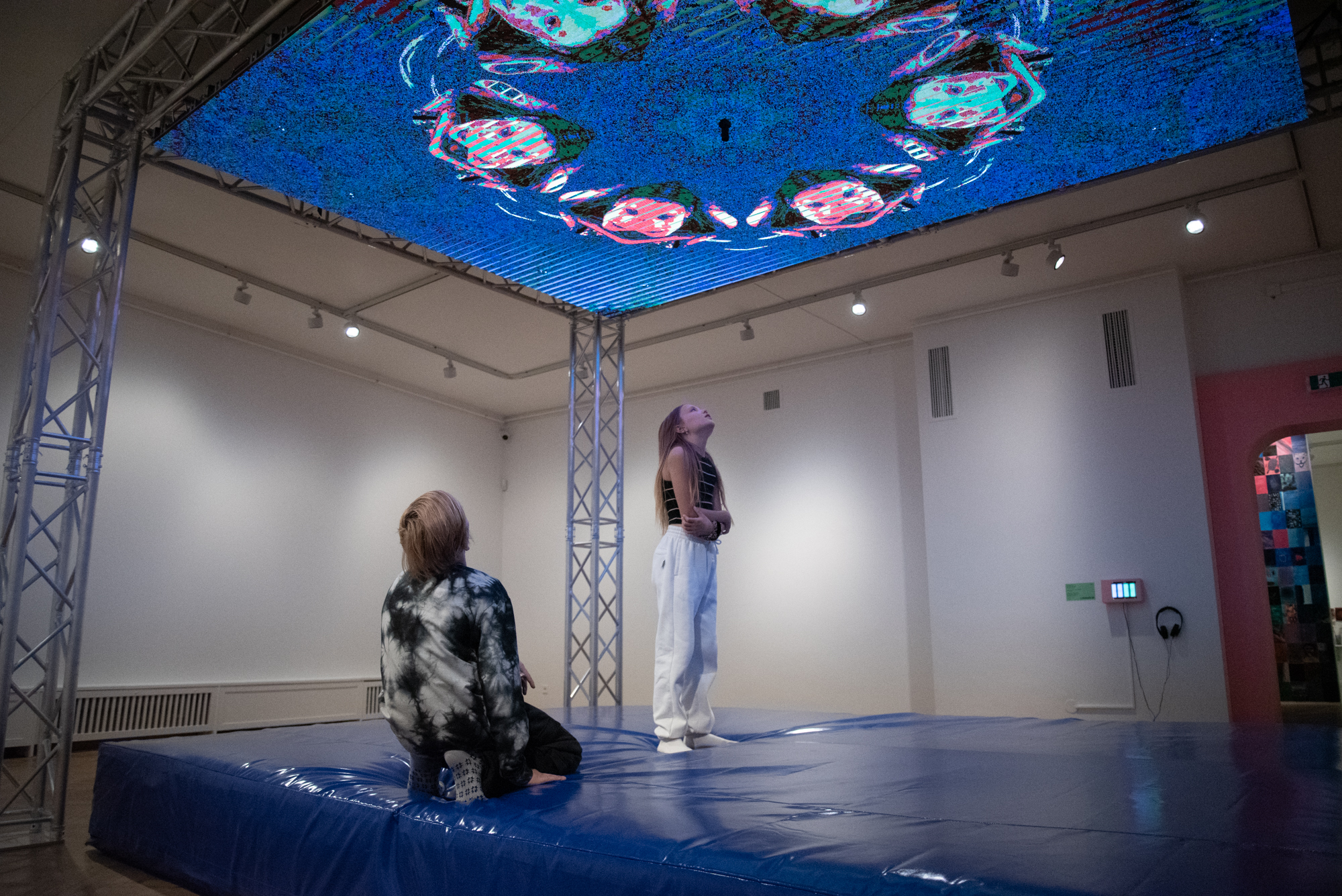 Kinder in der Ausstellung „Geheimnisse des schiefen Hauses“