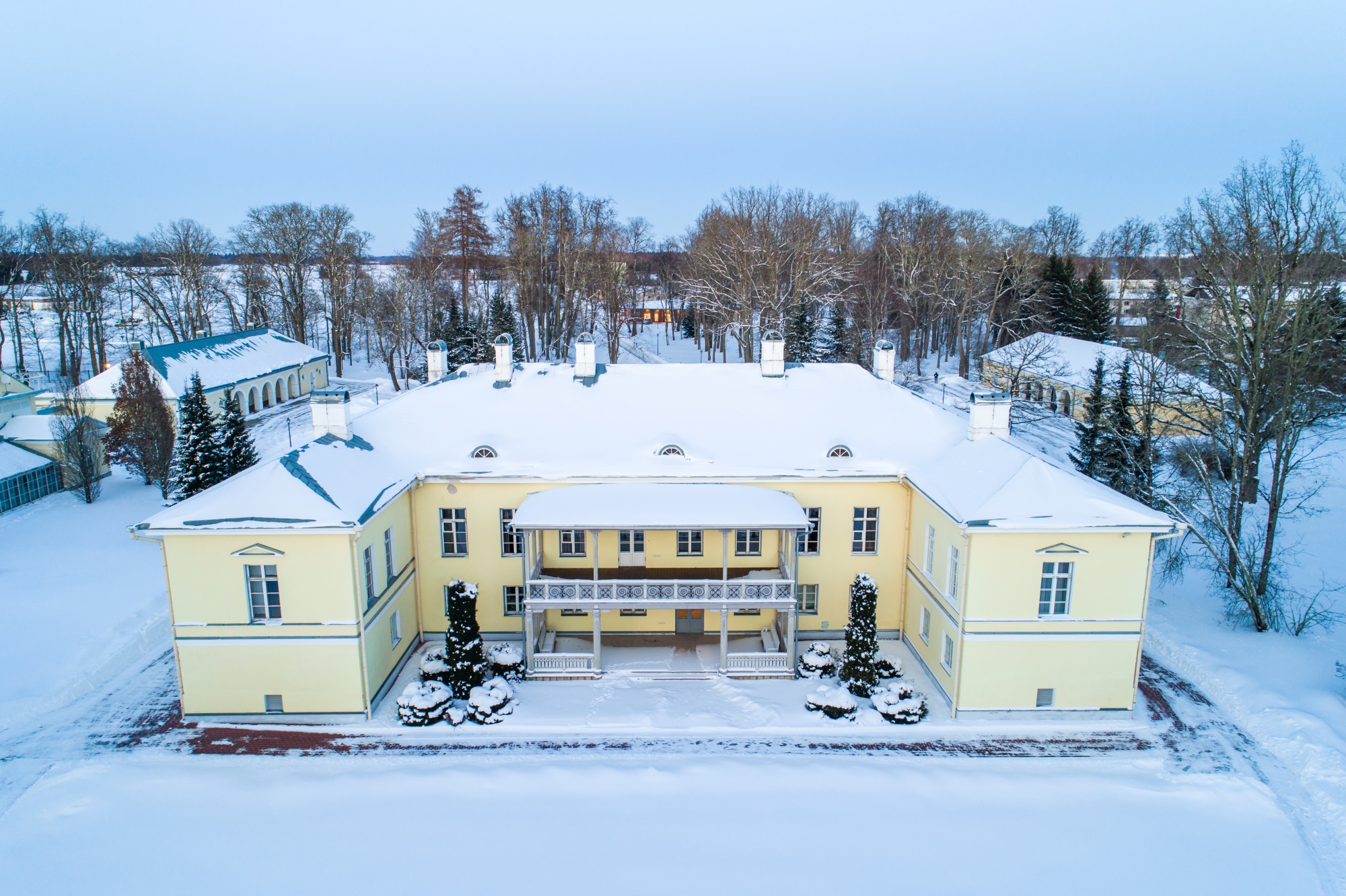 Mäetaguse mõisa peamaja siseõue poolt talvel