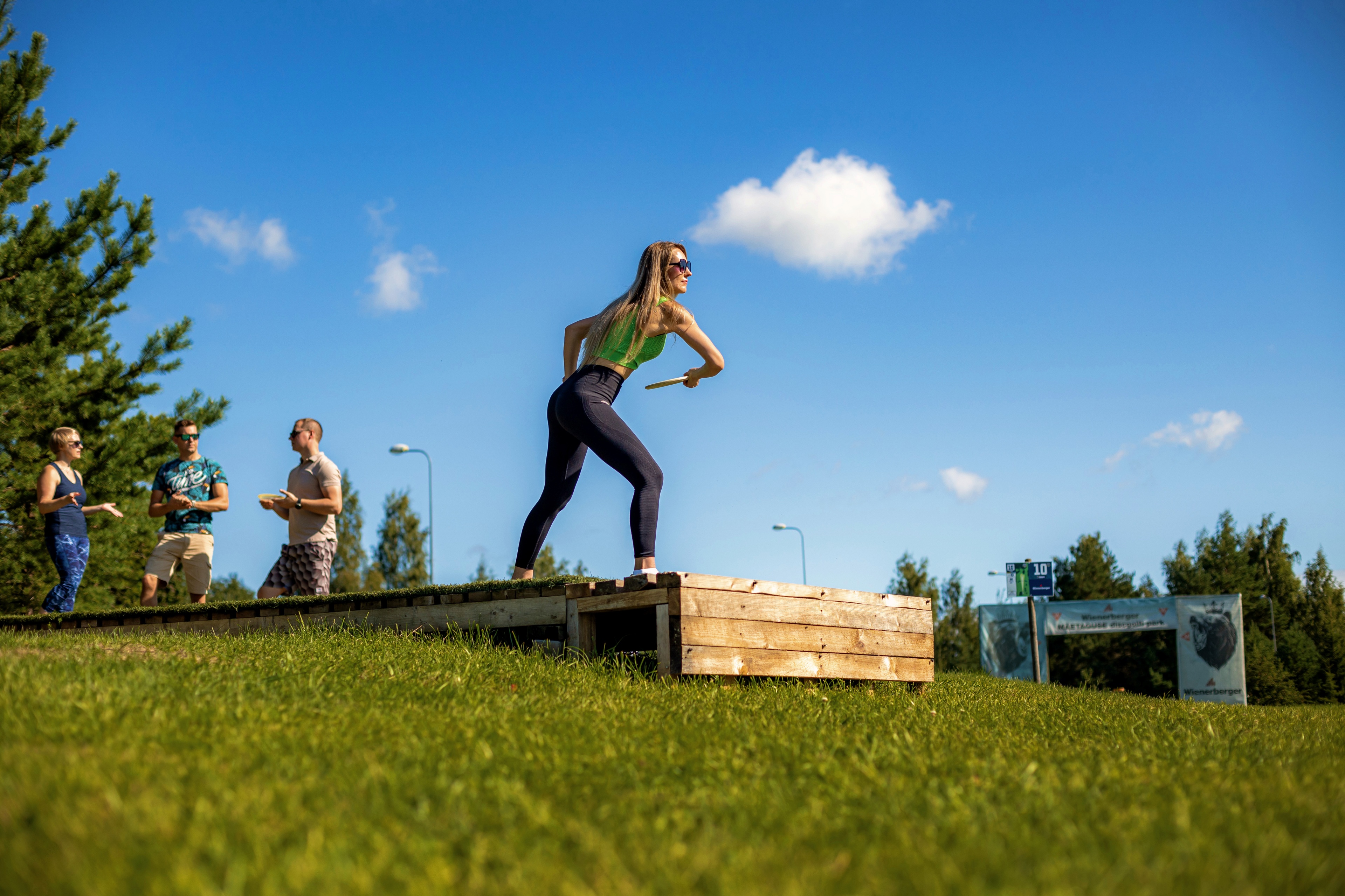 Mäetaguse disc-golfi rada, mängija viskeplatvormil