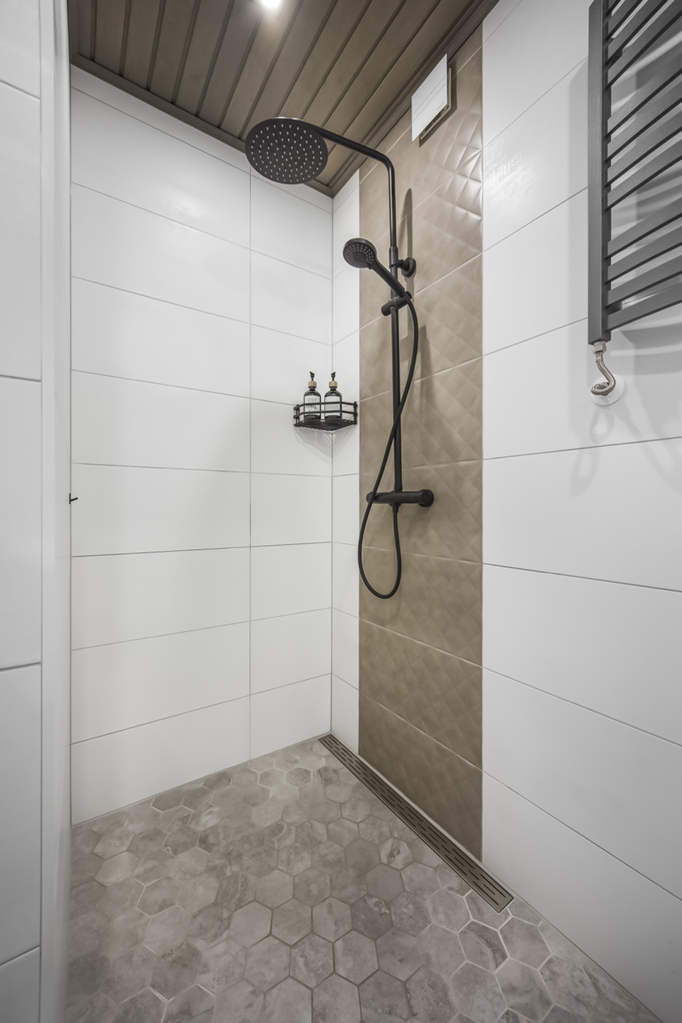 Light-coloured bathroom