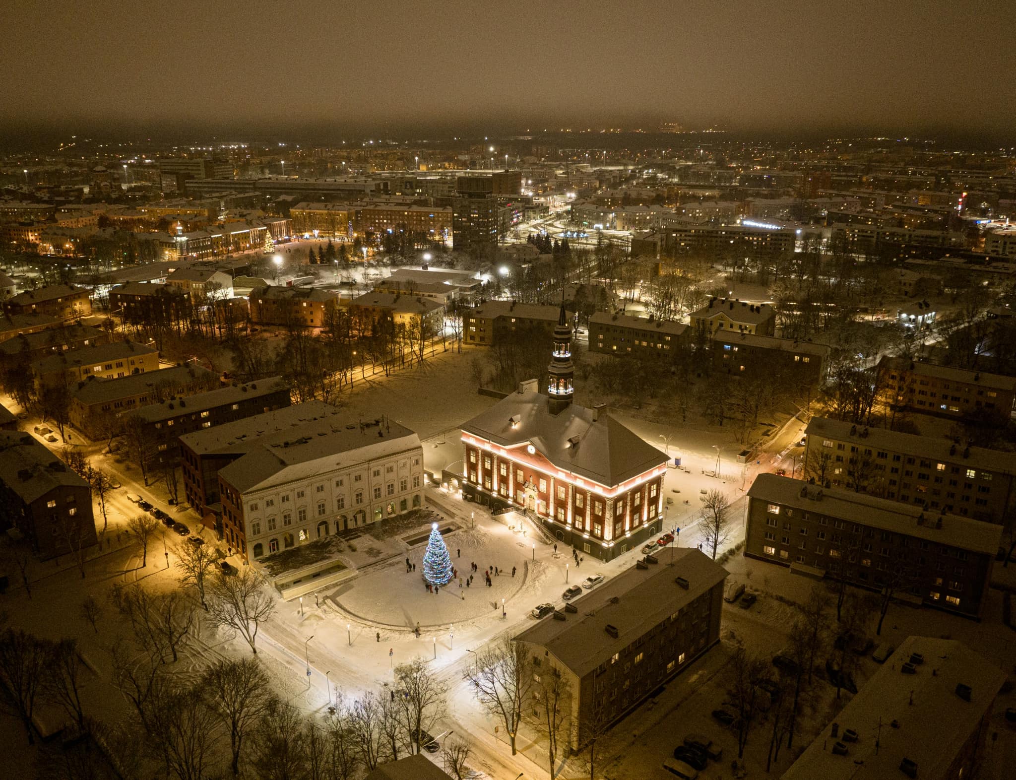 Narva raekoja plats ja linn talvel õhust vaadatuna