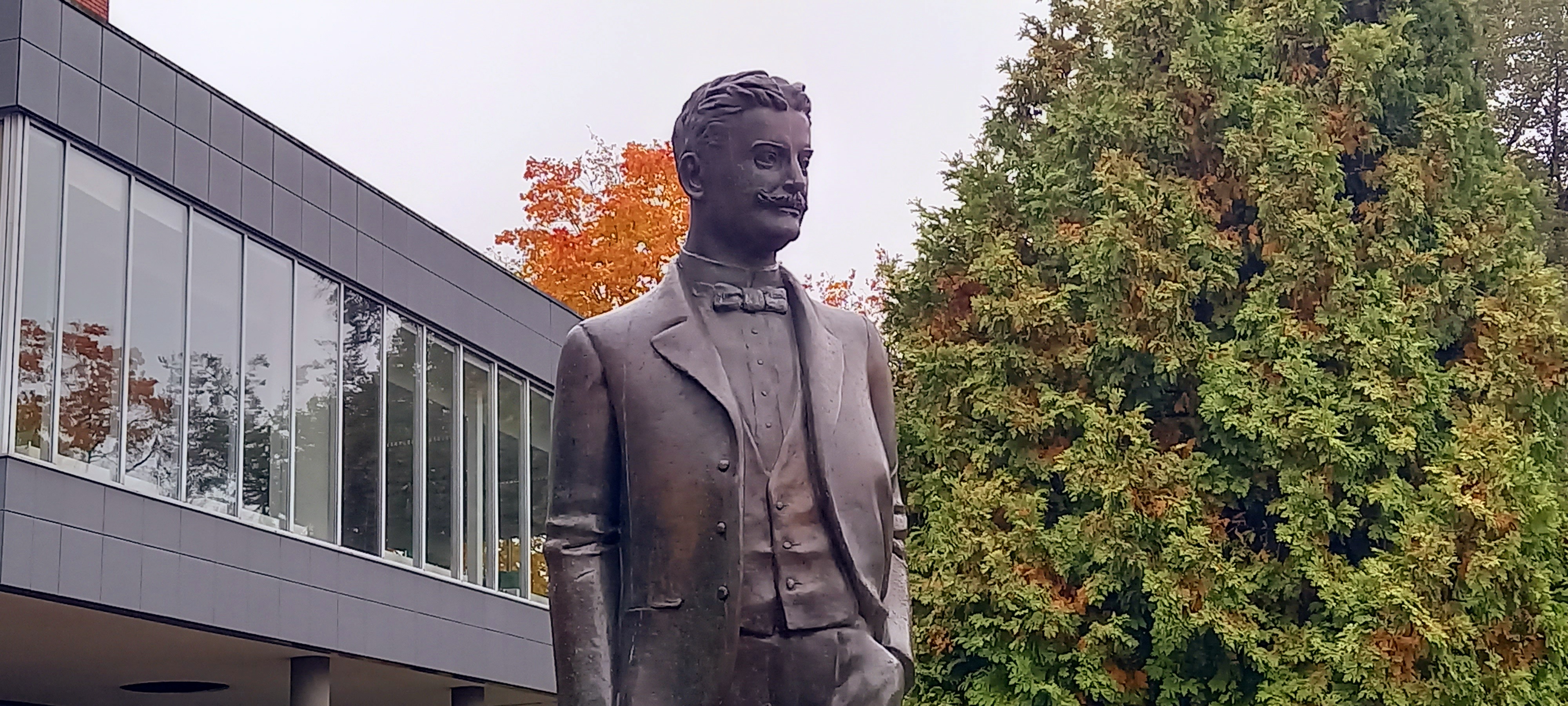 Karl Menningu skulptuur