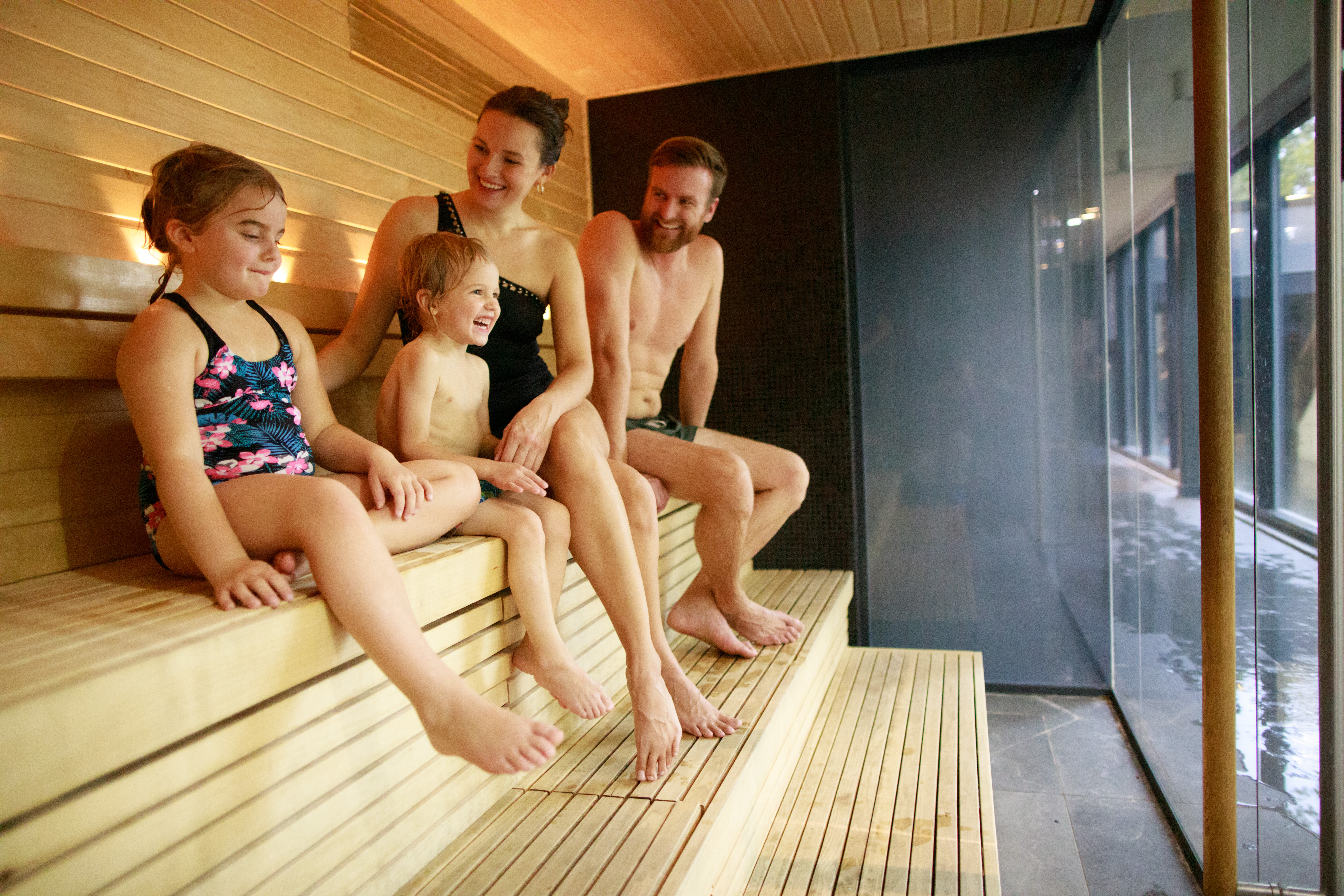 Kalev Spa veekeskuses perekond nautimas sauna