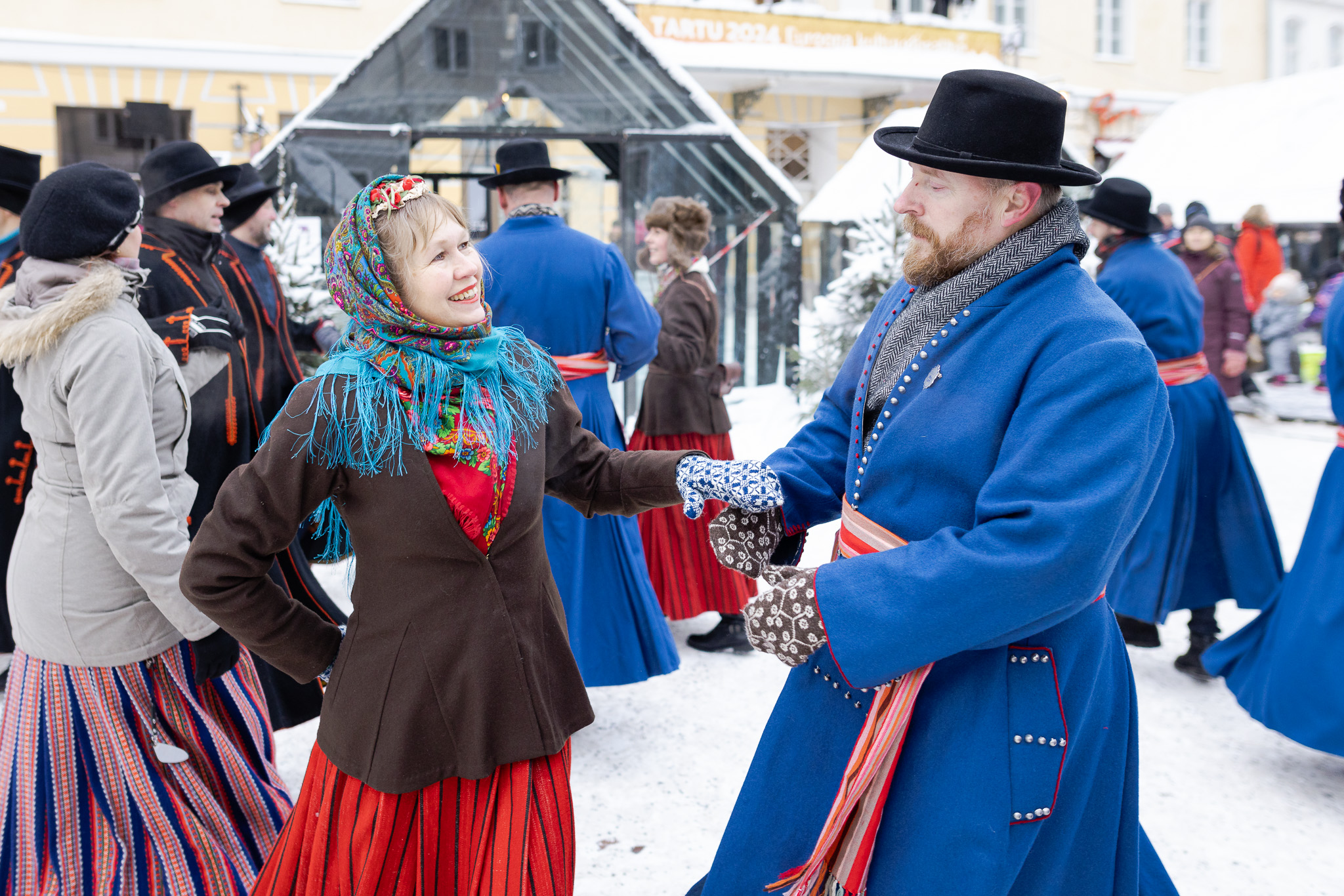 Rõõmus tantsupaar tantsimas Tartu talvisel tantsupäeval