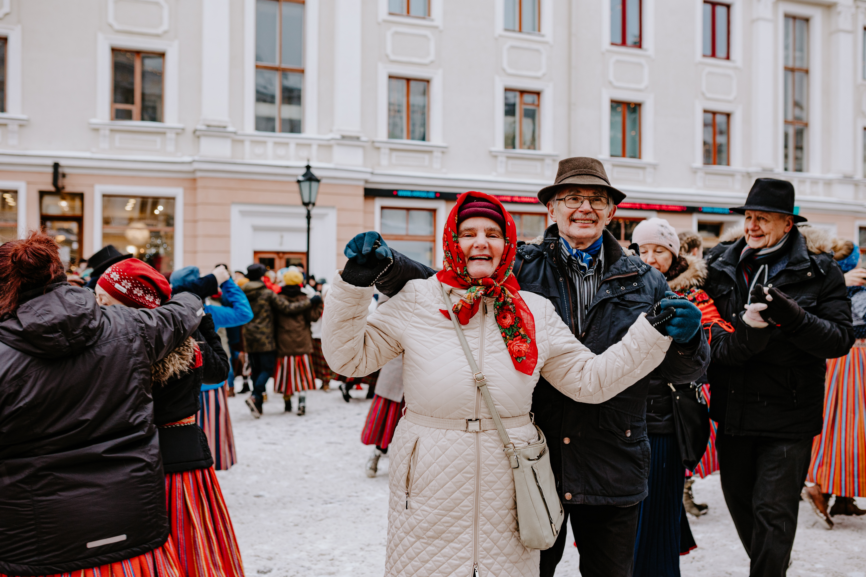 Lustakas tantsupaar jalga keerutamas Talvisel tantsupäeval