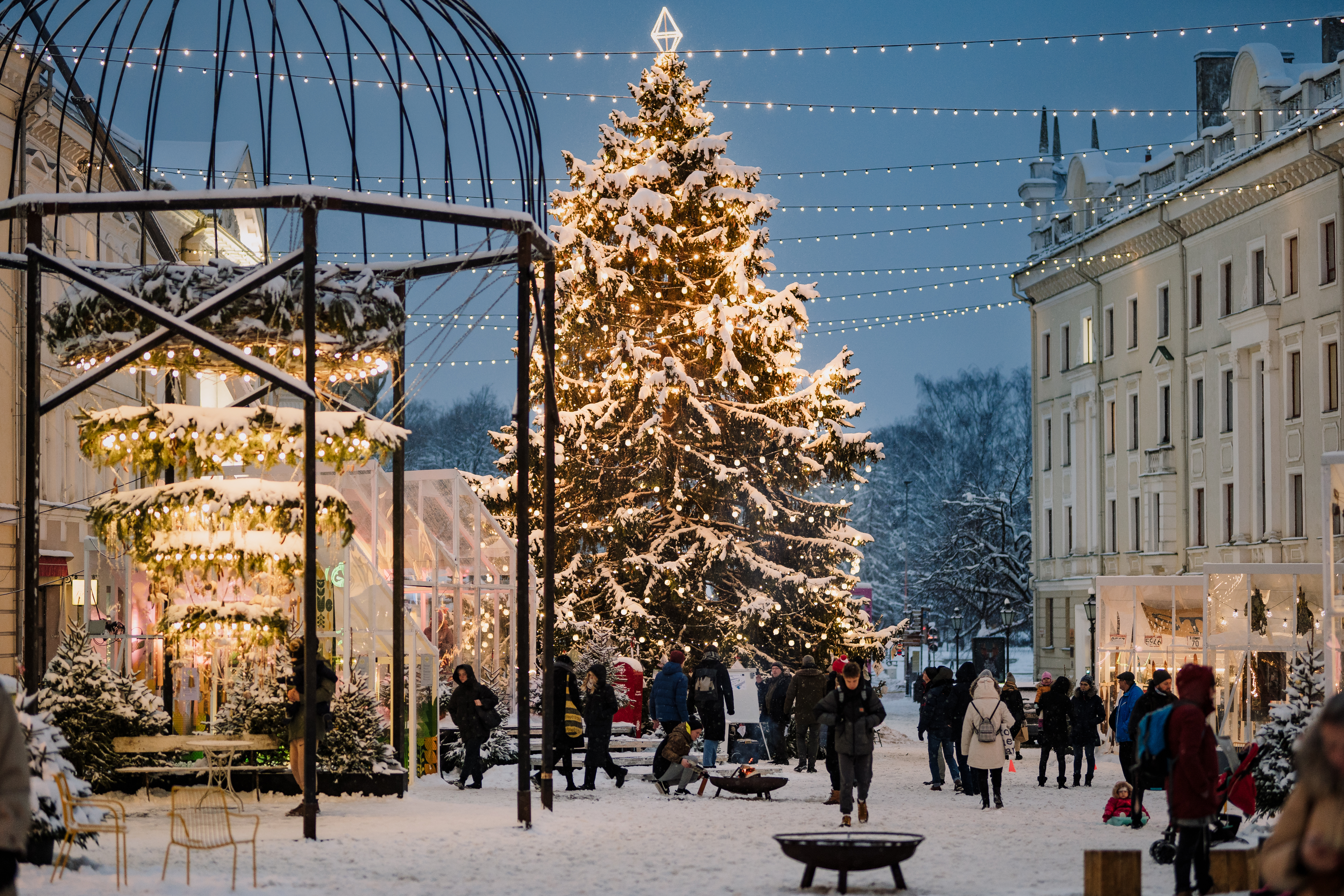 Gaismas lustrā un egle Tartu Ziemassvētku ciematā