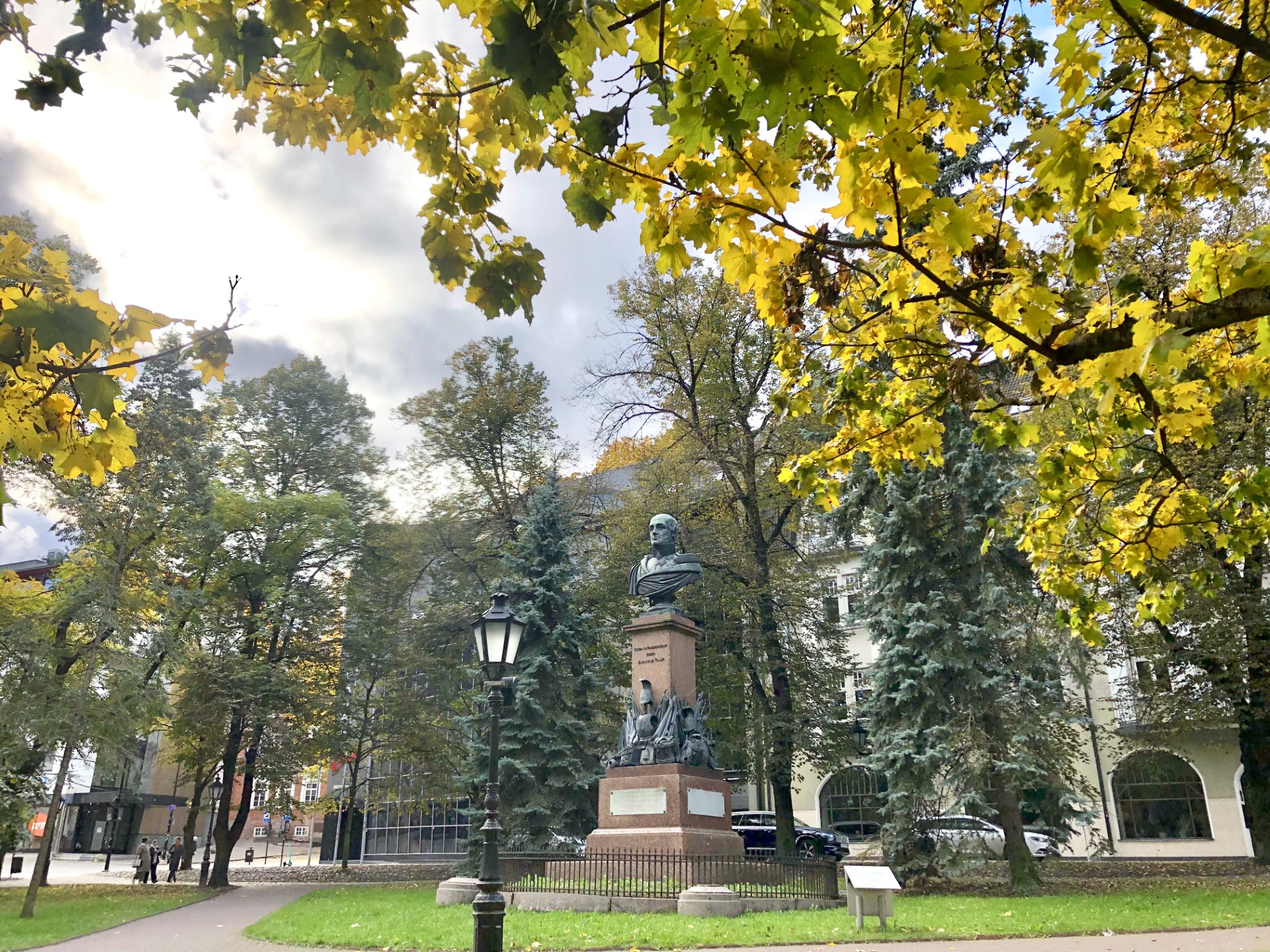 Barclay de Tolly monument sügisvärvides lehtede taustal