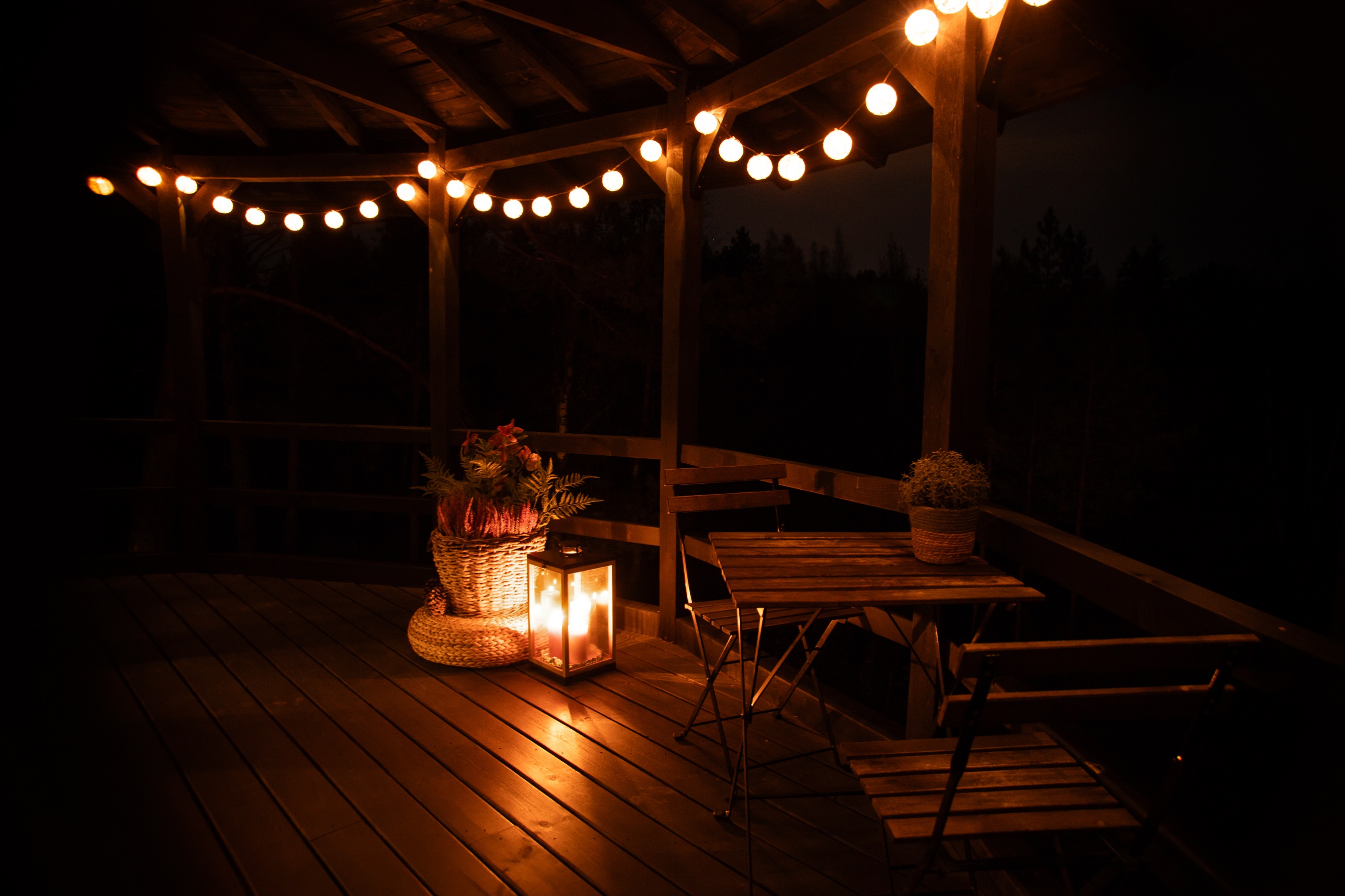 Beleuchtung des Treehouse Estonia Sambliku bei Nacht