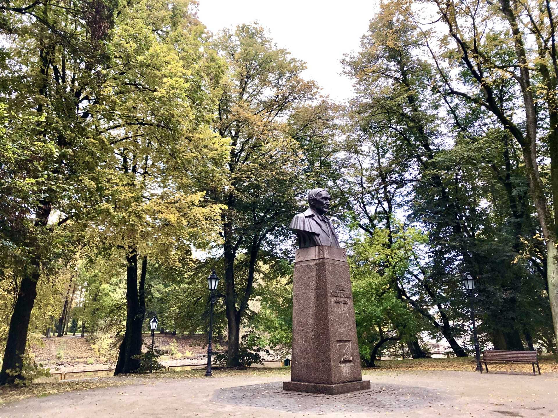 Friedrich Reinhold Kreutzwaldi monument sügisel