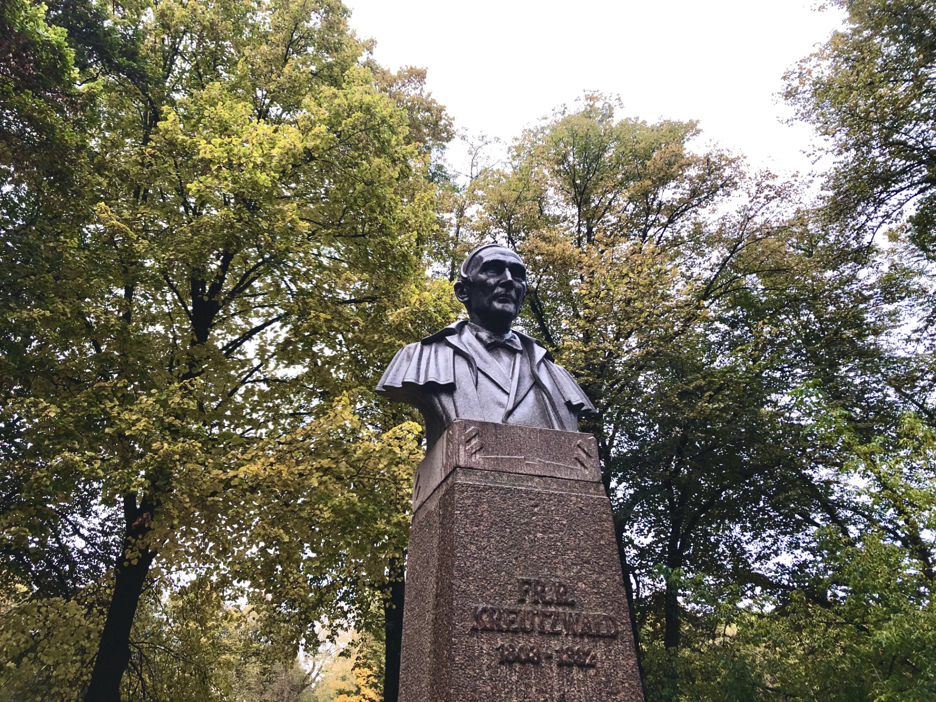 Friedrich Reinhold Kreutzwaldi monument, sügisvärvides puud