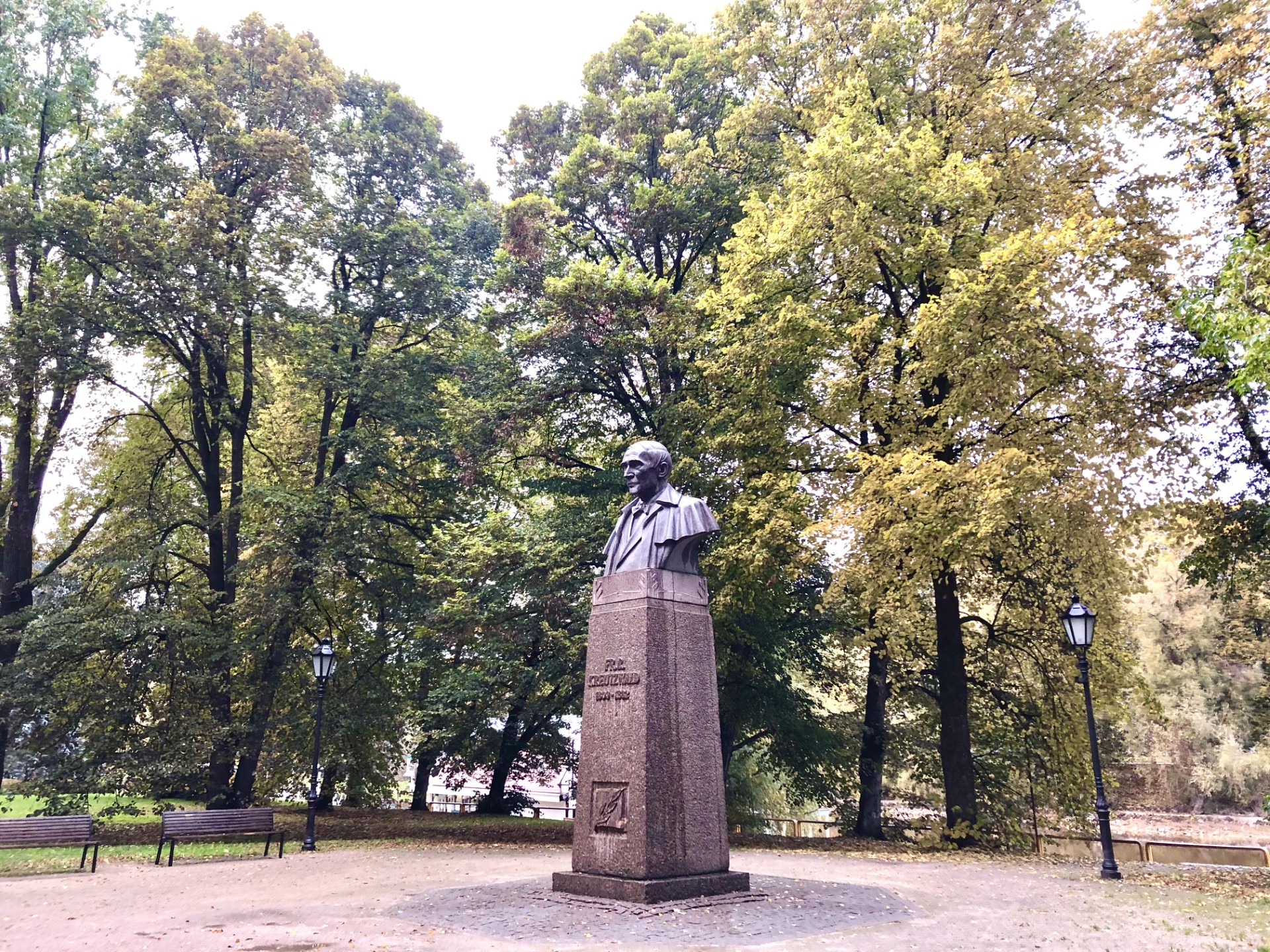 Sügis ja Friedrich Reinhold Kreutzwaldi monument