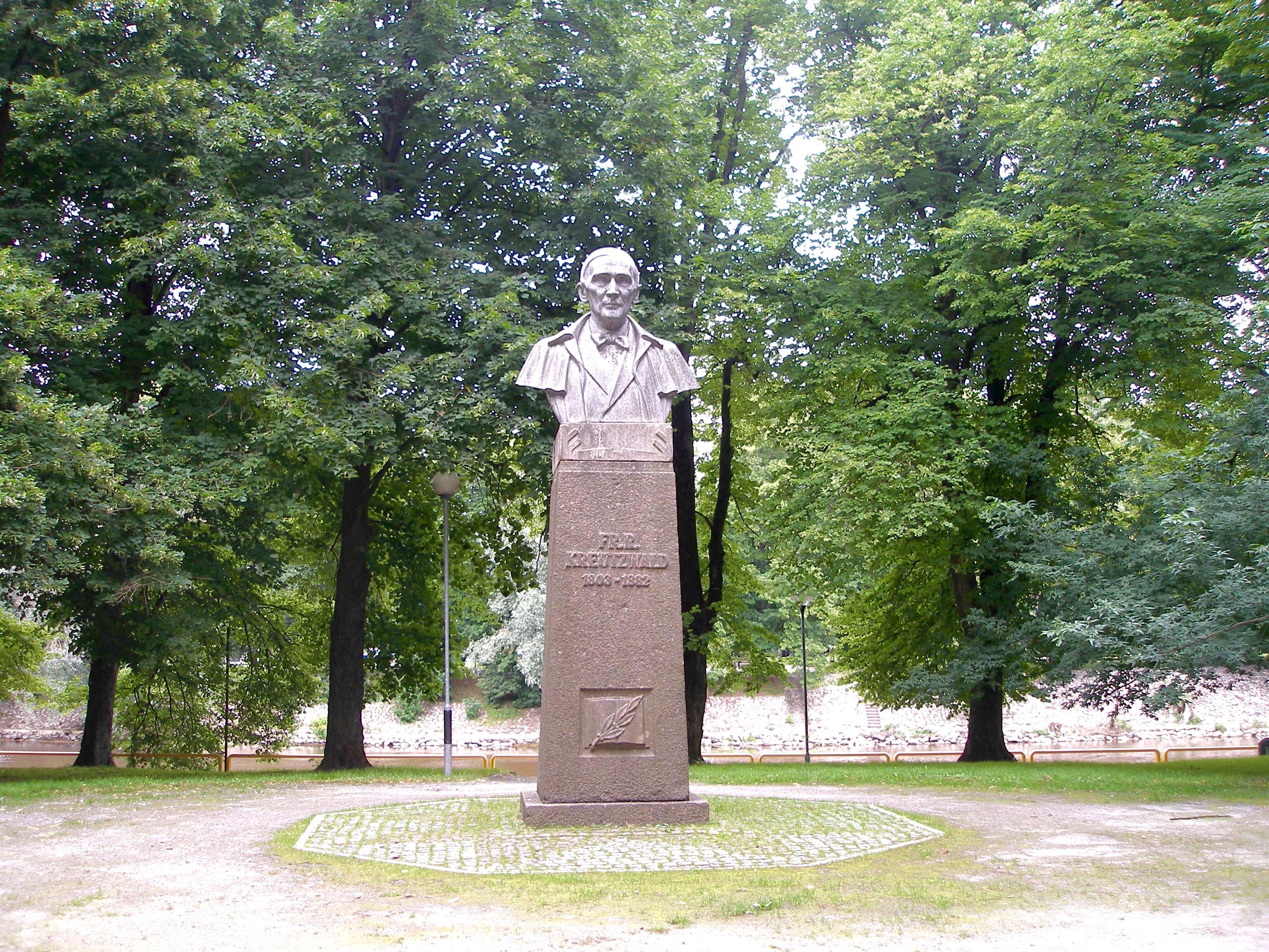 Friedrich Reinhold Kreutzwaldi monument suvel