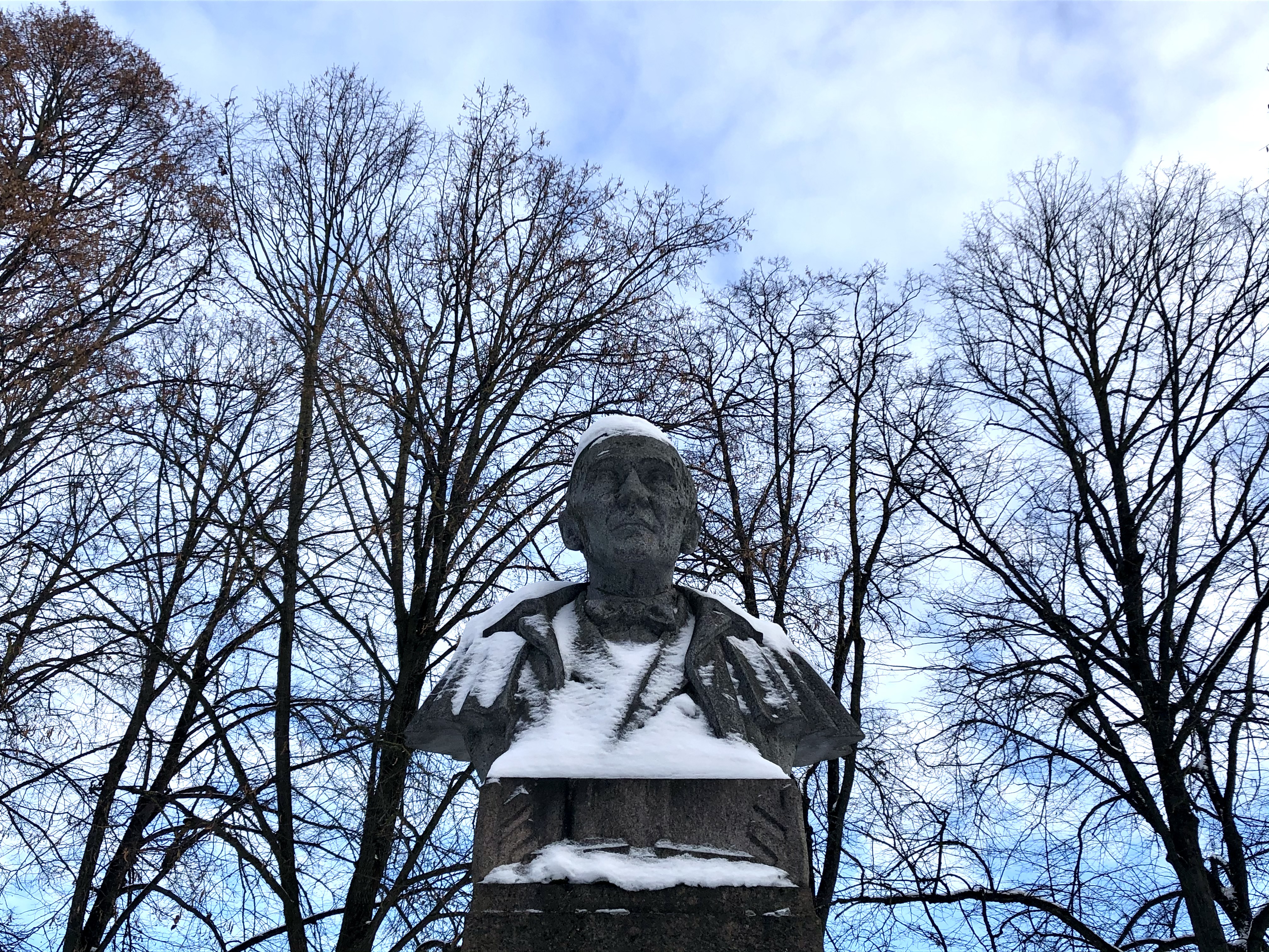Vabaduse park talve ning Kreutzwaldi monument