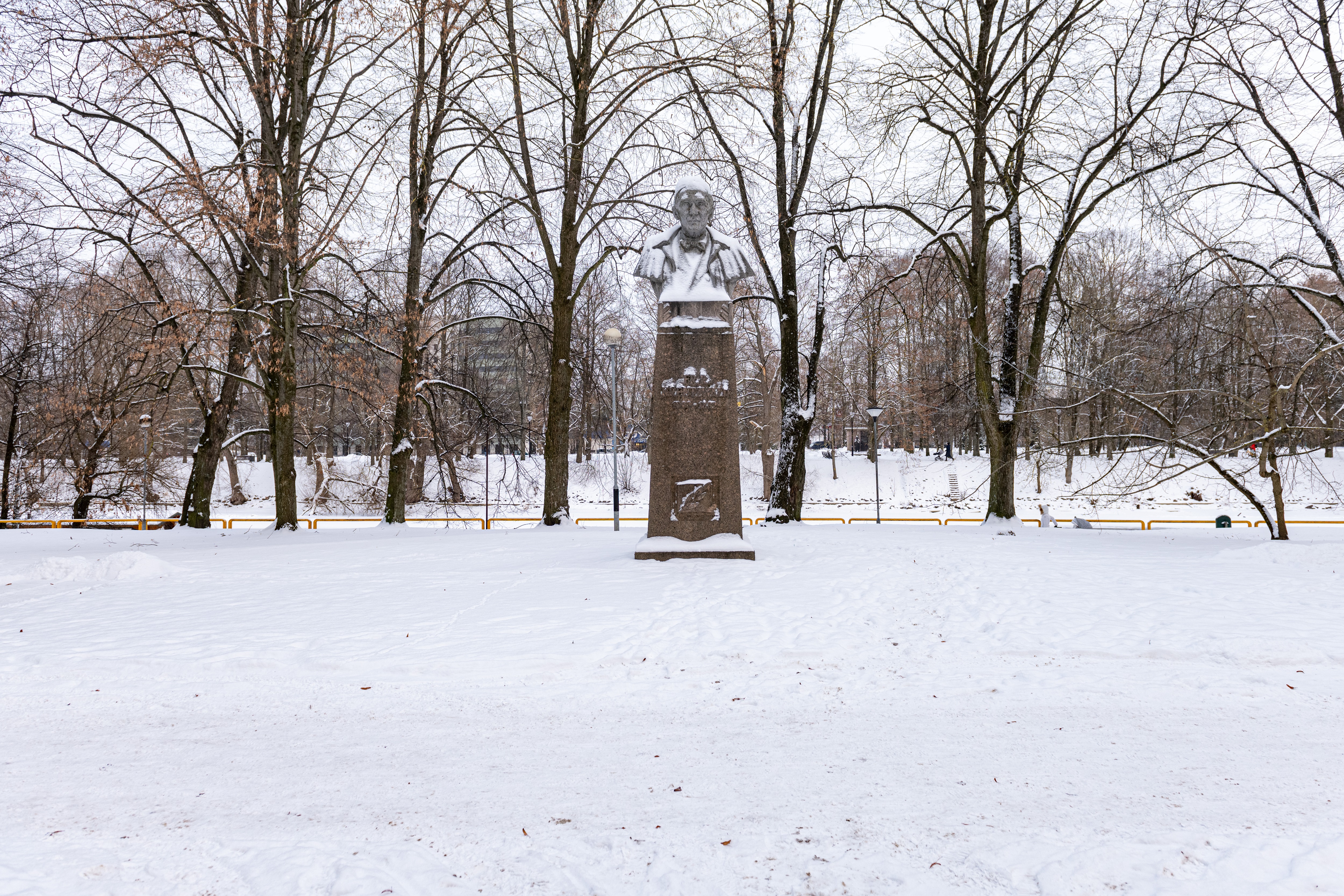 Talvine Vabaduse park ja Kreutzwaldi monument
