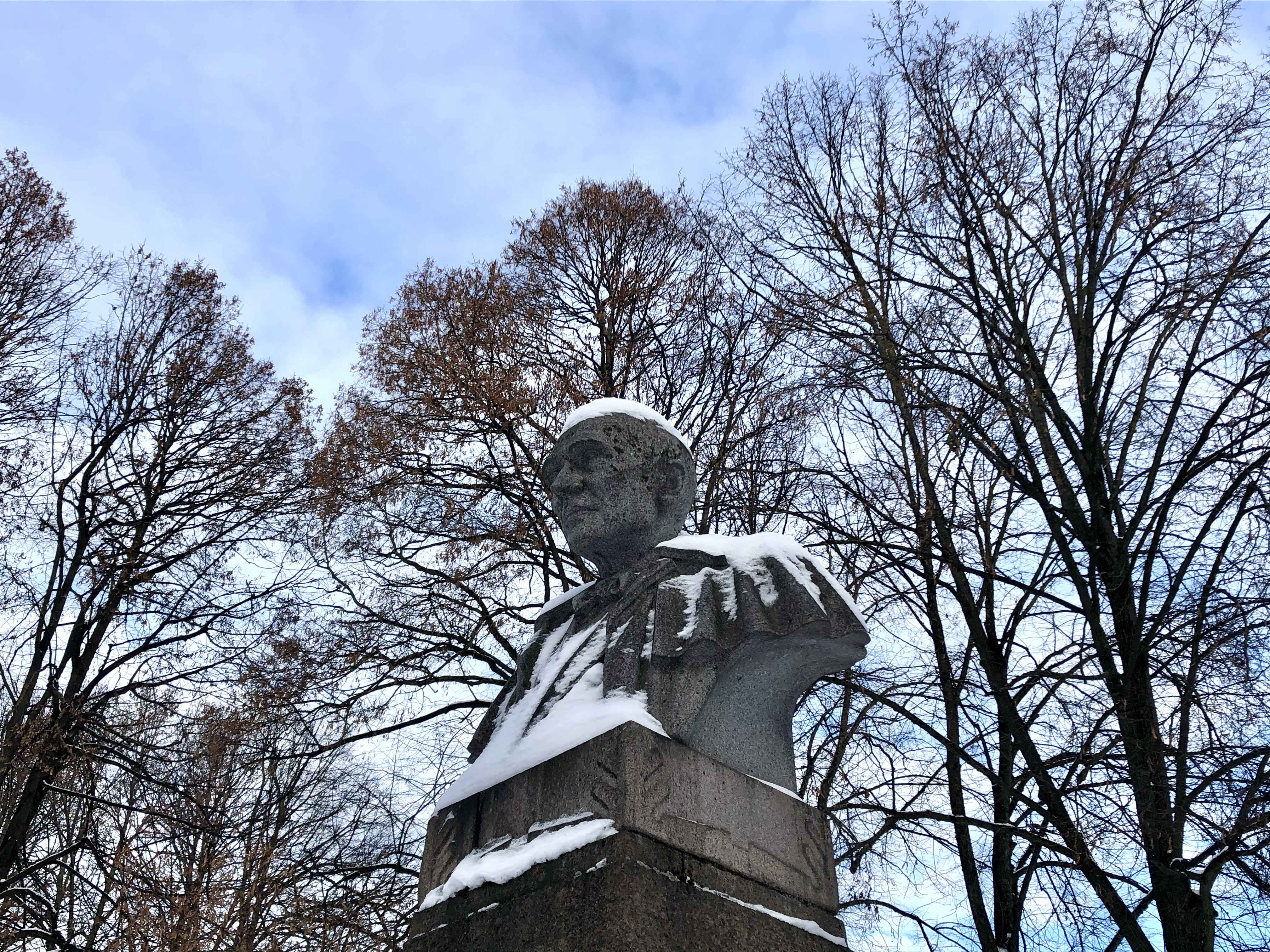 Lähivaade Kreutzwaldi monumendist talvel