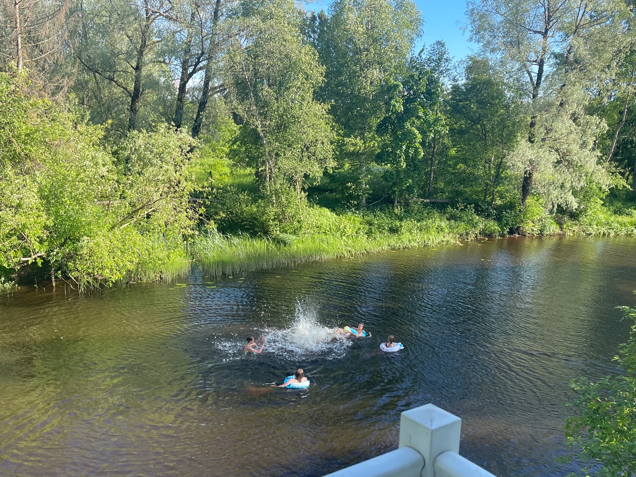 Lapsed lõbutsemas Pirita jões River Villa puhkemaja juures